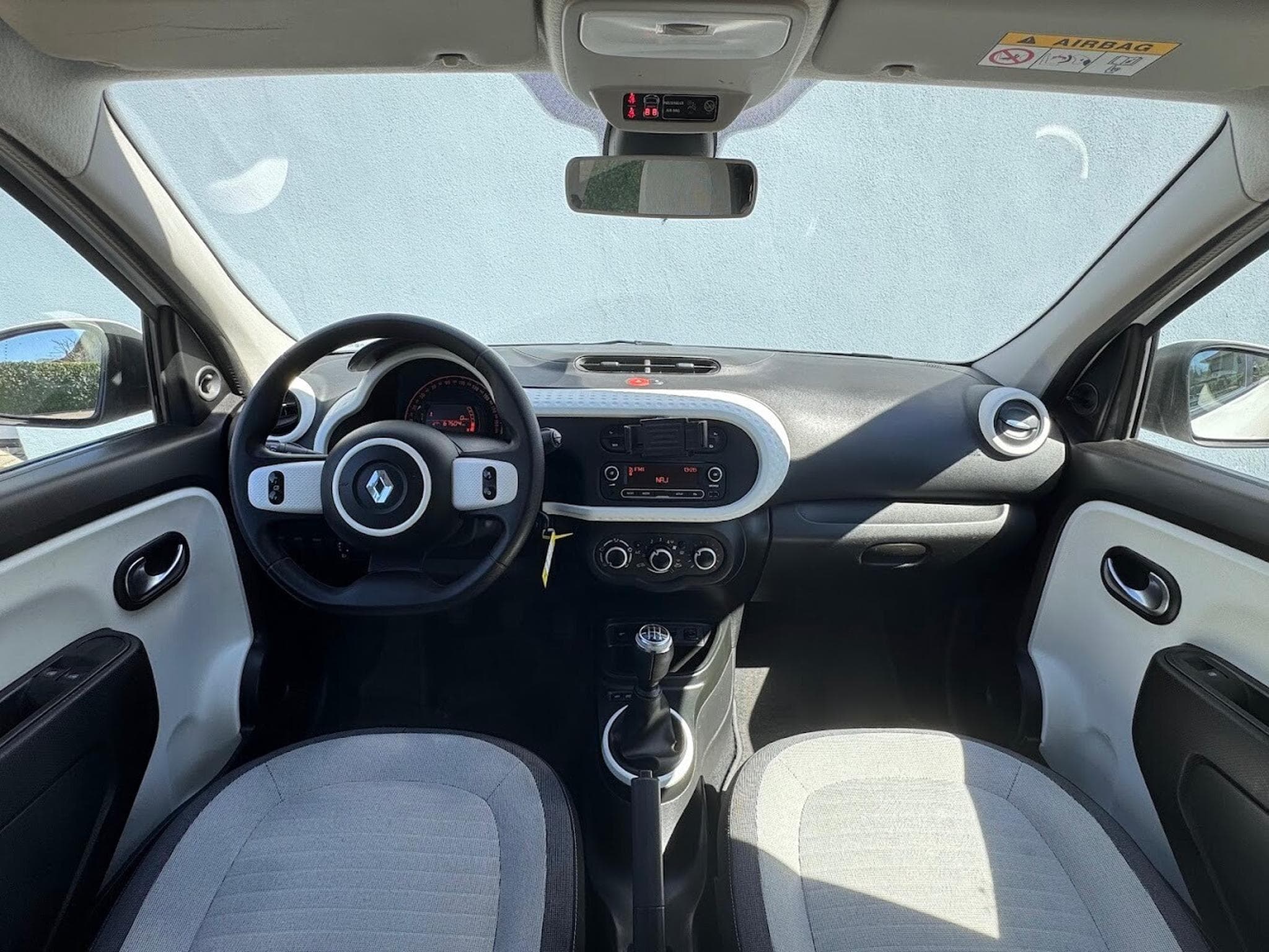 Renault Twingo 0.9 SCE 65 CV ZEN 1ERE MAIN CARNET (2020) - Photo 13