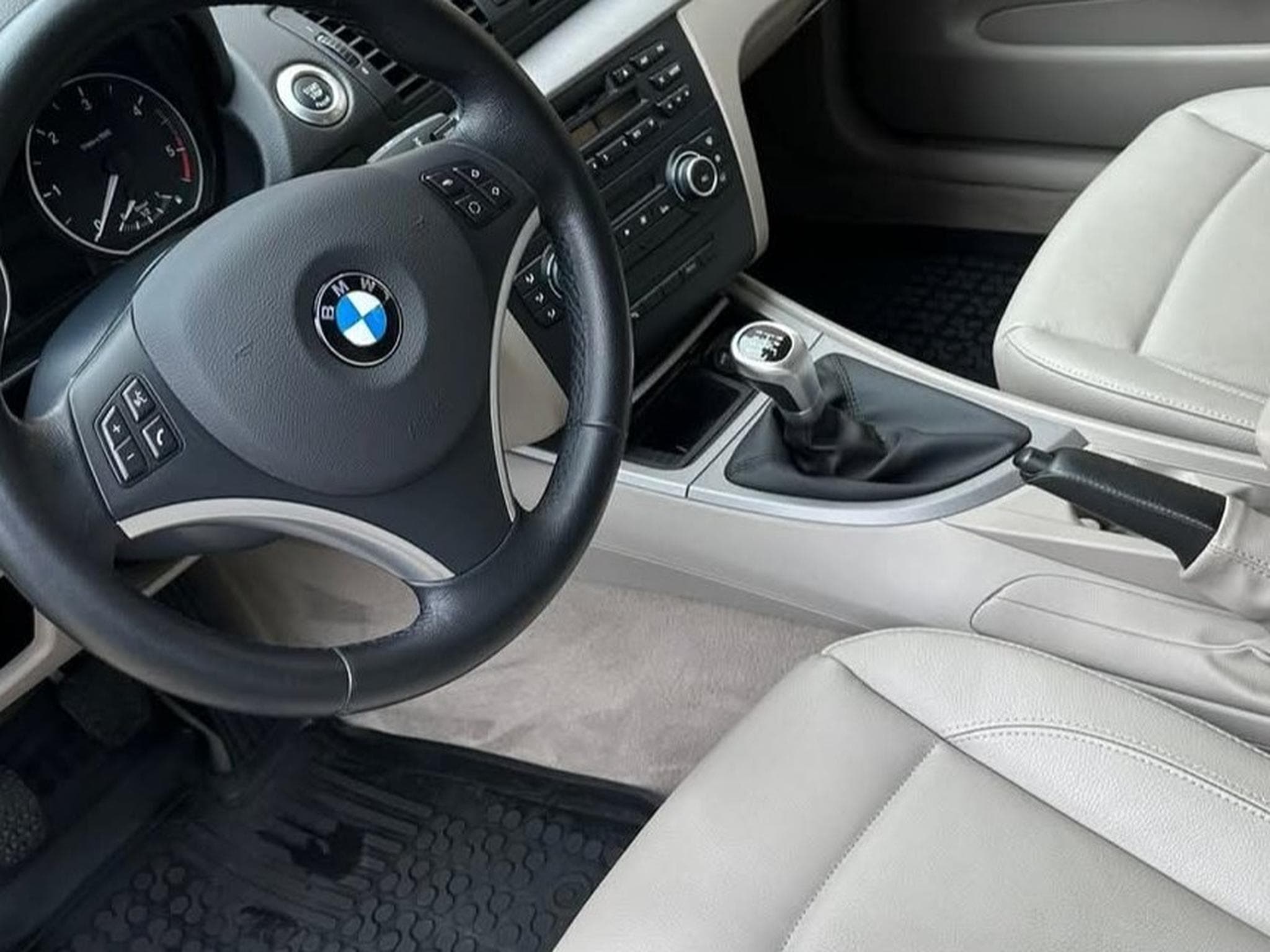 BMW 118 HATCH (2011) - Photo 8