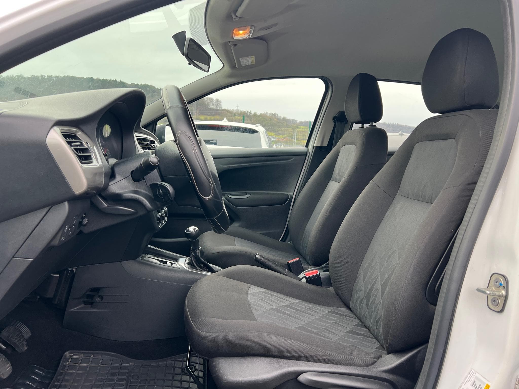 Citroën C-Elysée 1.6 HDi 100CV Selection (2016) - Photo 10