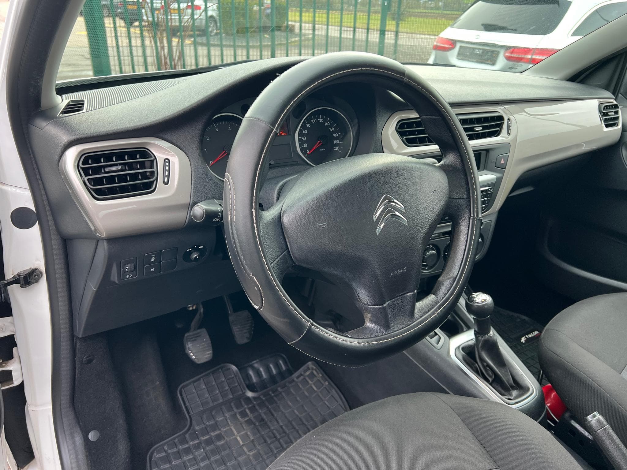 Citroën C-Elysée 1.6 HDi 100CV Selection (2016) - Photo 8