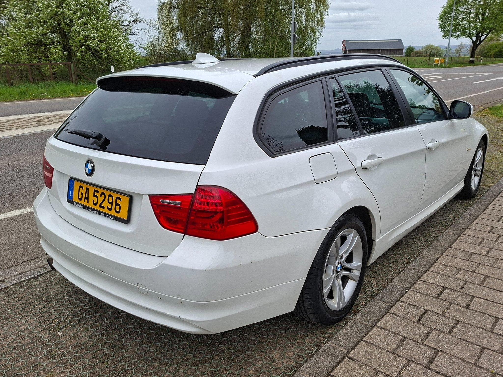 BMW 318 Touring (2010) - Photo 2