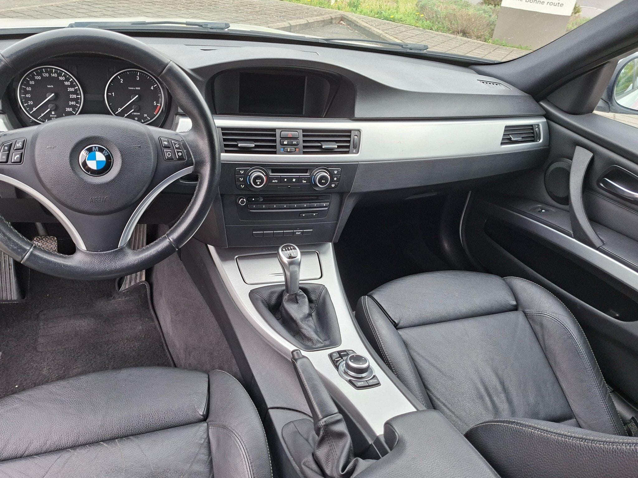 BMW 318 Touring (2010) - Photo 3