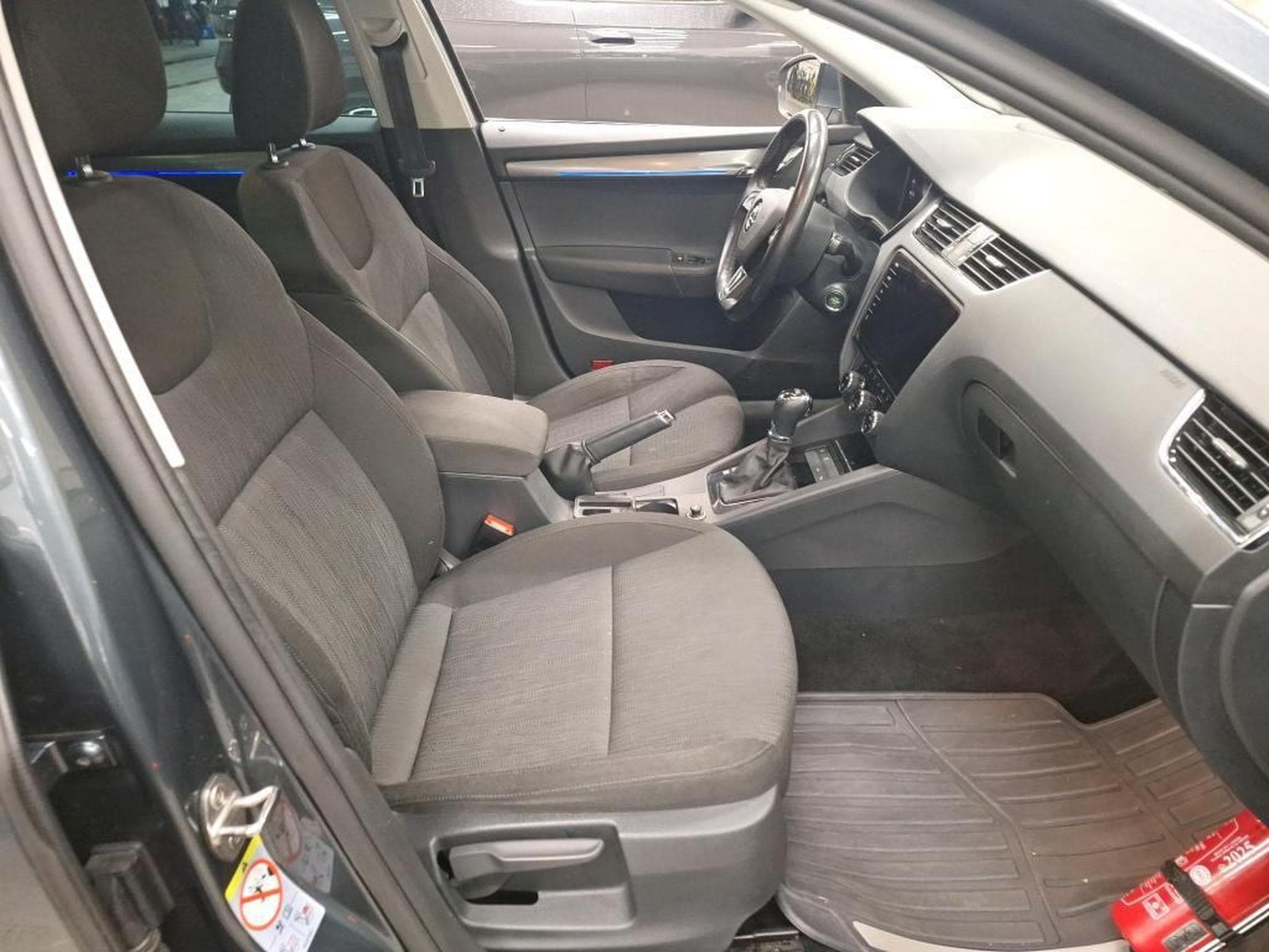 Skoda Octavia 1.6 TDI 115CV DSG7 STYLE (2019) - Photo 6