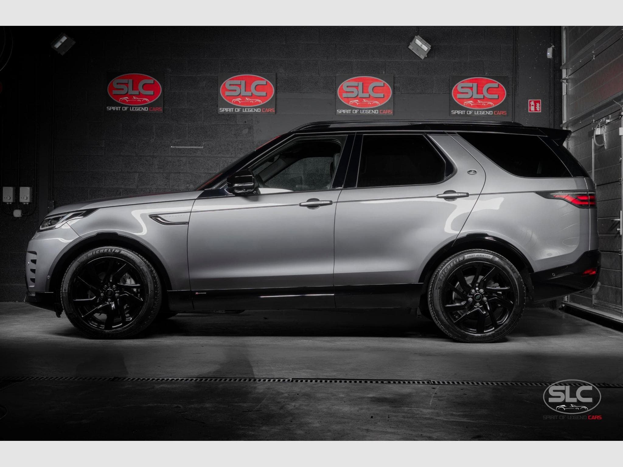 Land-Rover Discovery D250 R-Dynamic S FaceLift 7 Seats (2021) - Photo 2