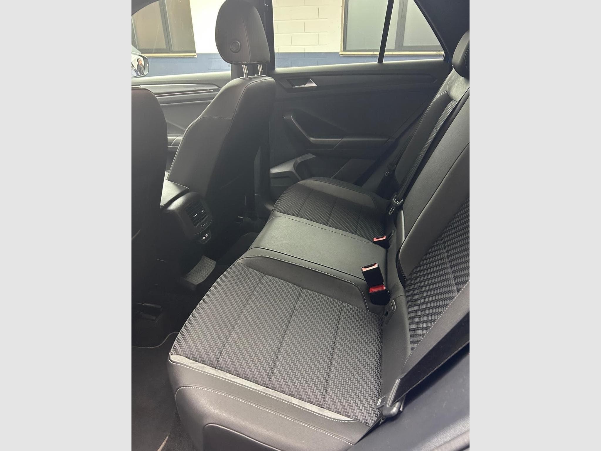 VW T-Roc 1.5 tsi 150 R-line DSG (2022) - Foto 8