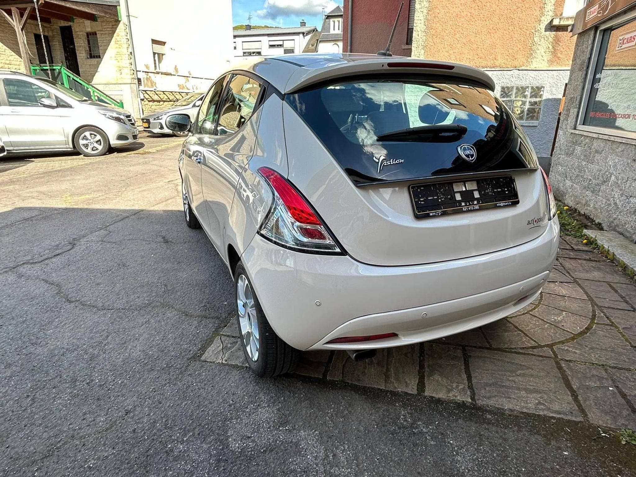 Lancia Ypsilon 1.2 Essence 5 Portes (2015) - Foto 3