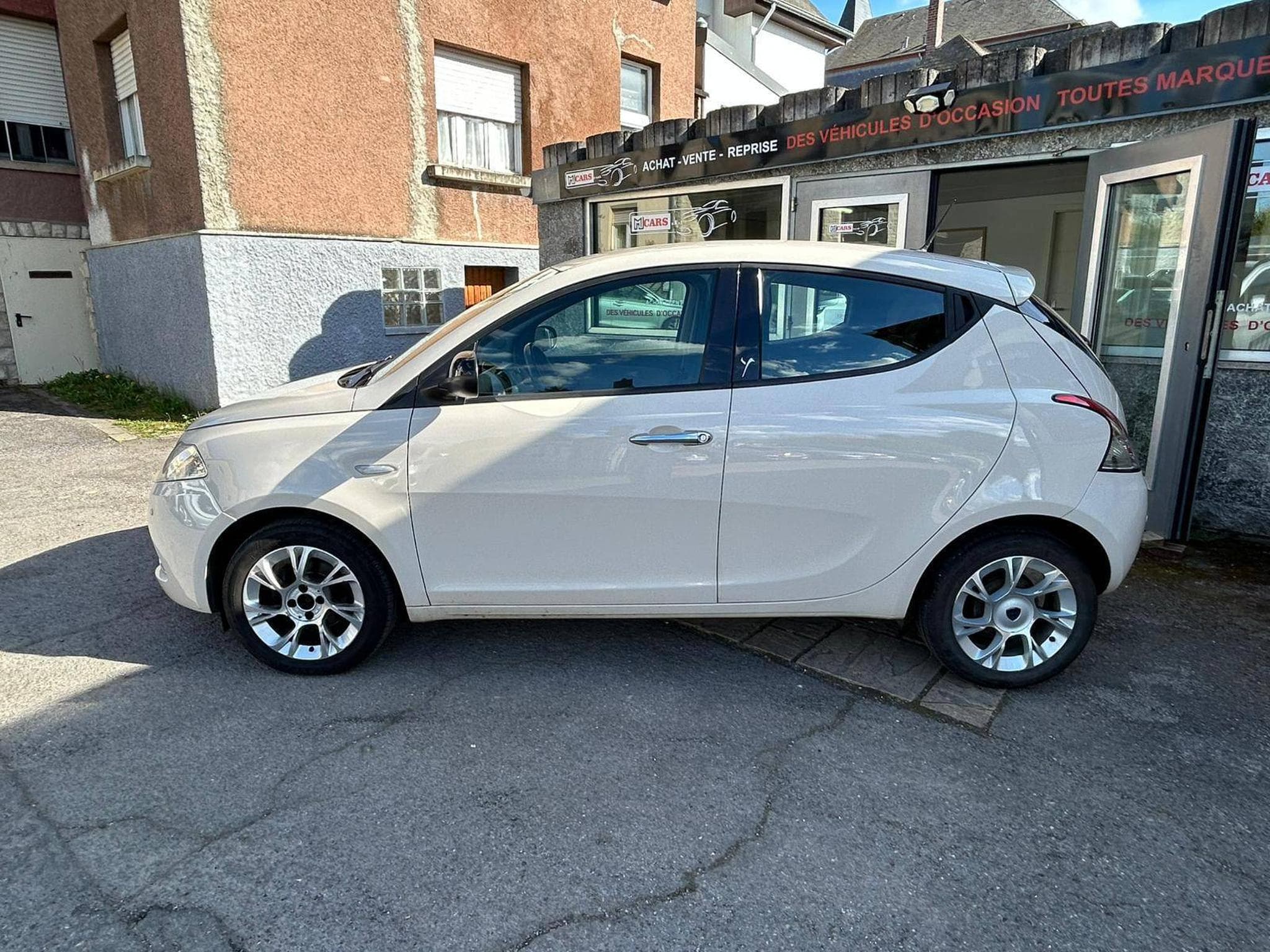 Lancia Ypsilon 1.2 Essence 5 Portes (2015) - Foto 4