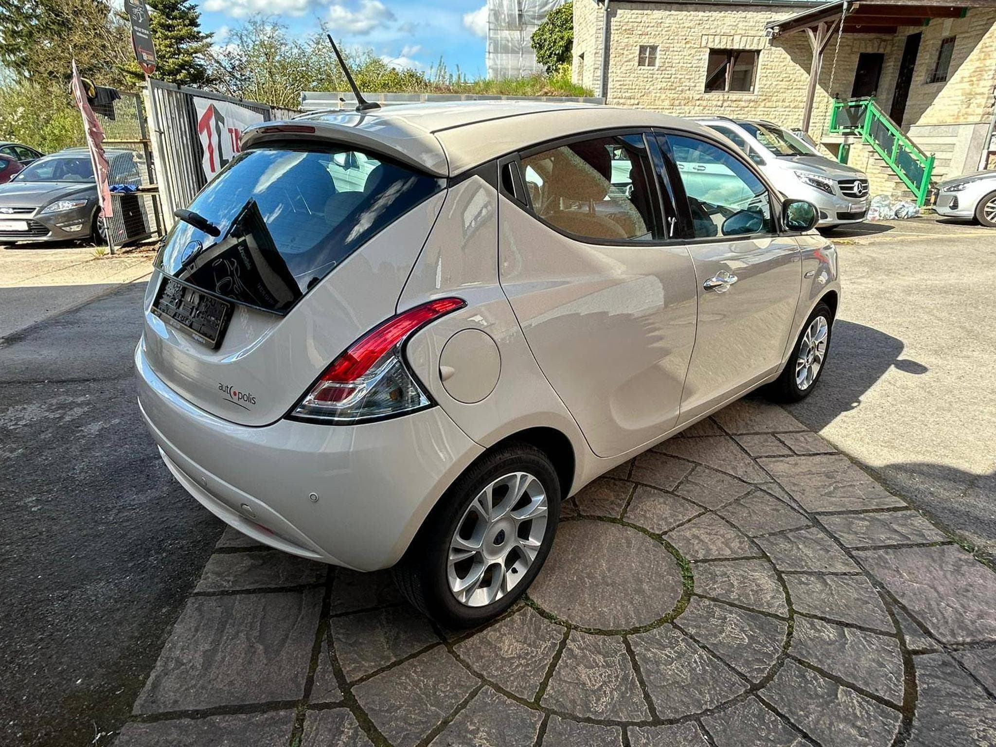 Lancia Ypsilon 1.2 Essence 5 Portes (2015) - Foto 6