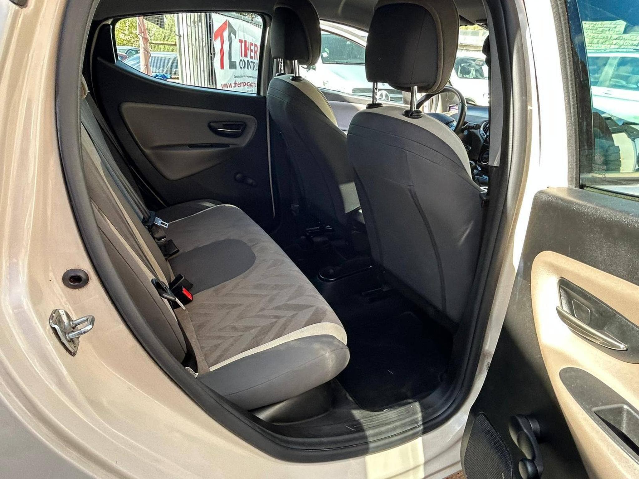 Lancia Ypsilon 1.2 Essence 5 Portes (2015) - Foto 9