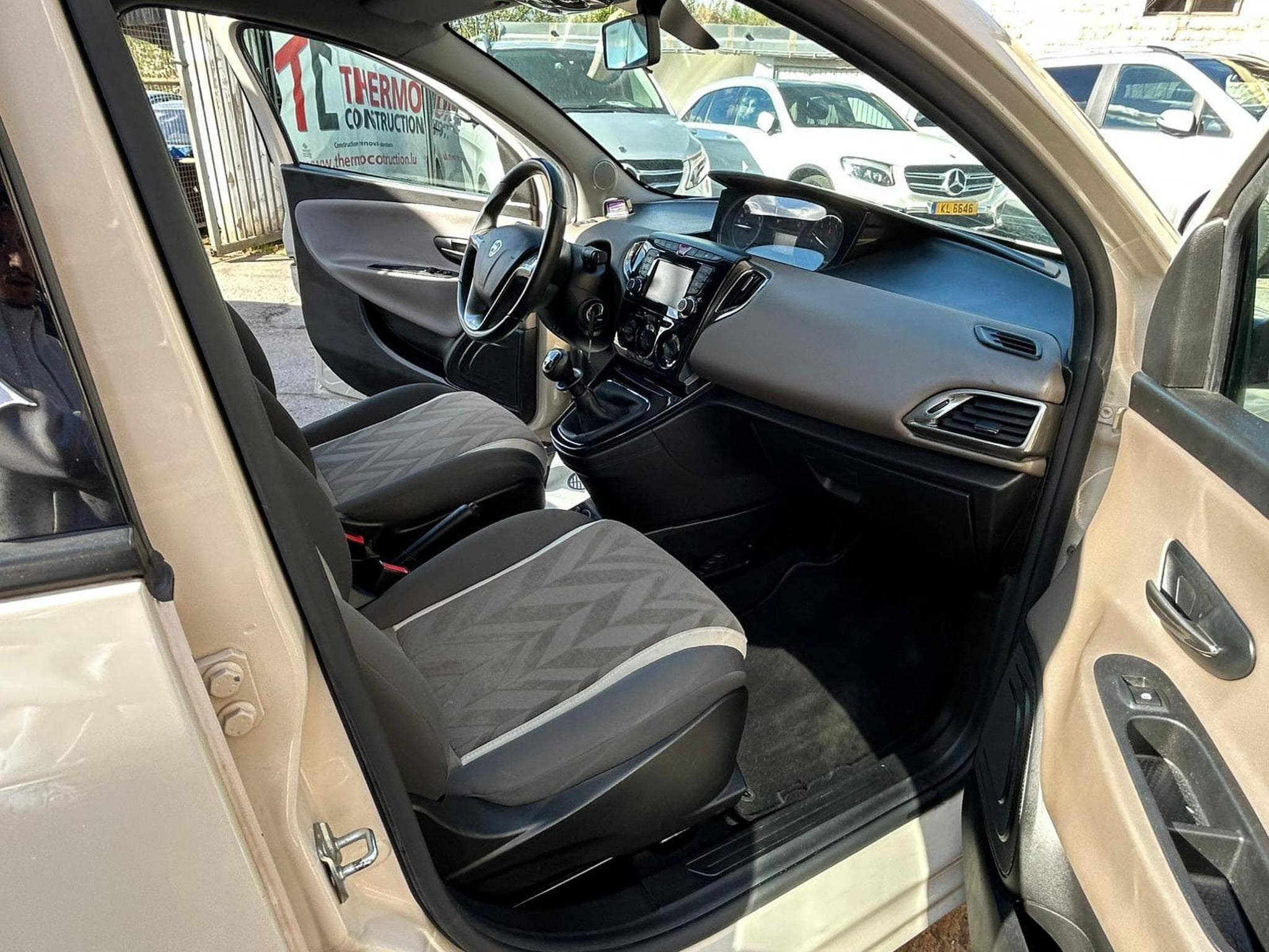 Lancia Ypsilon 1.2 Essence 5 Portes (2015) - Foto 12