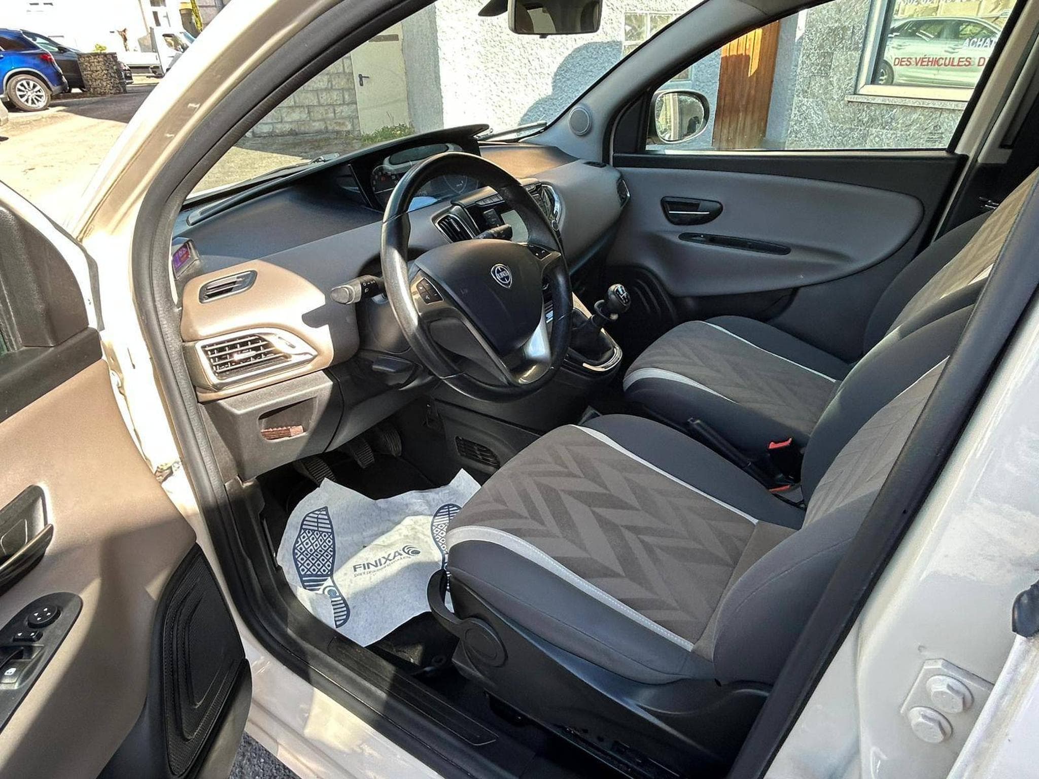 Lancia Ypsilon 1.2 Essence 5 Portes (2015) - Foto 11