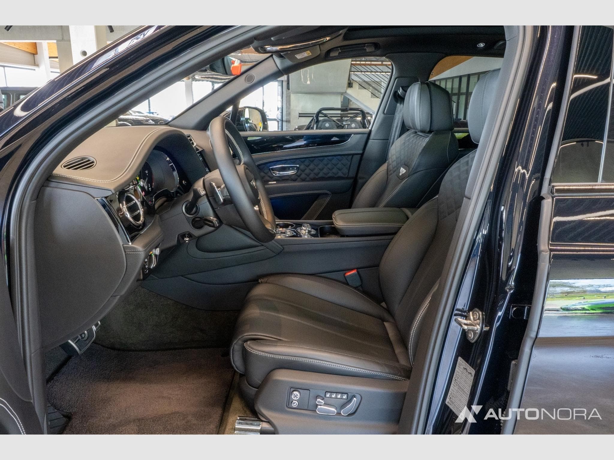 Bentley Bentayga V8 Mulliner (2021) - Photo 11