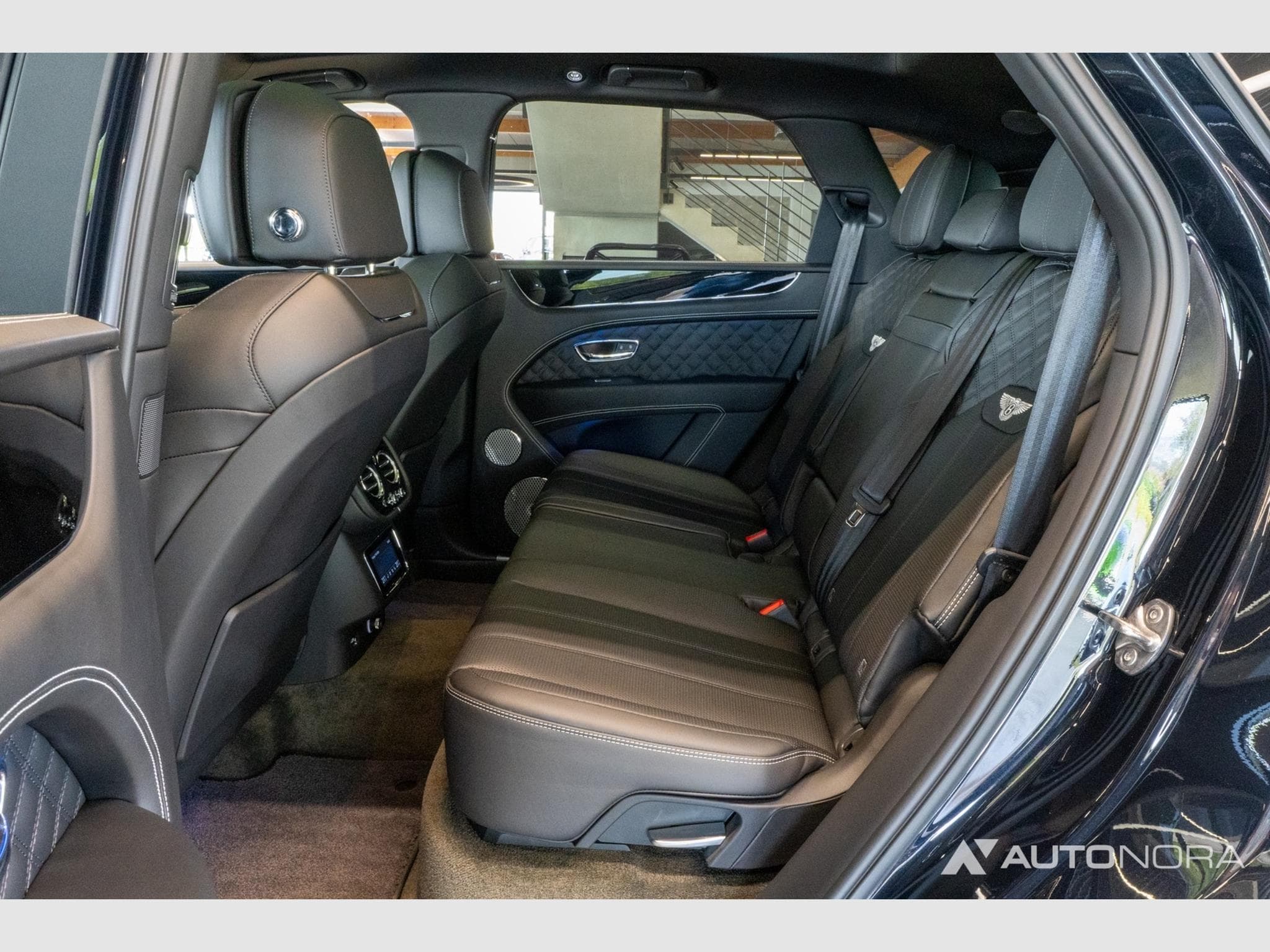 Bentley Bentayga V8 Mulliner (2021) - Photo 13