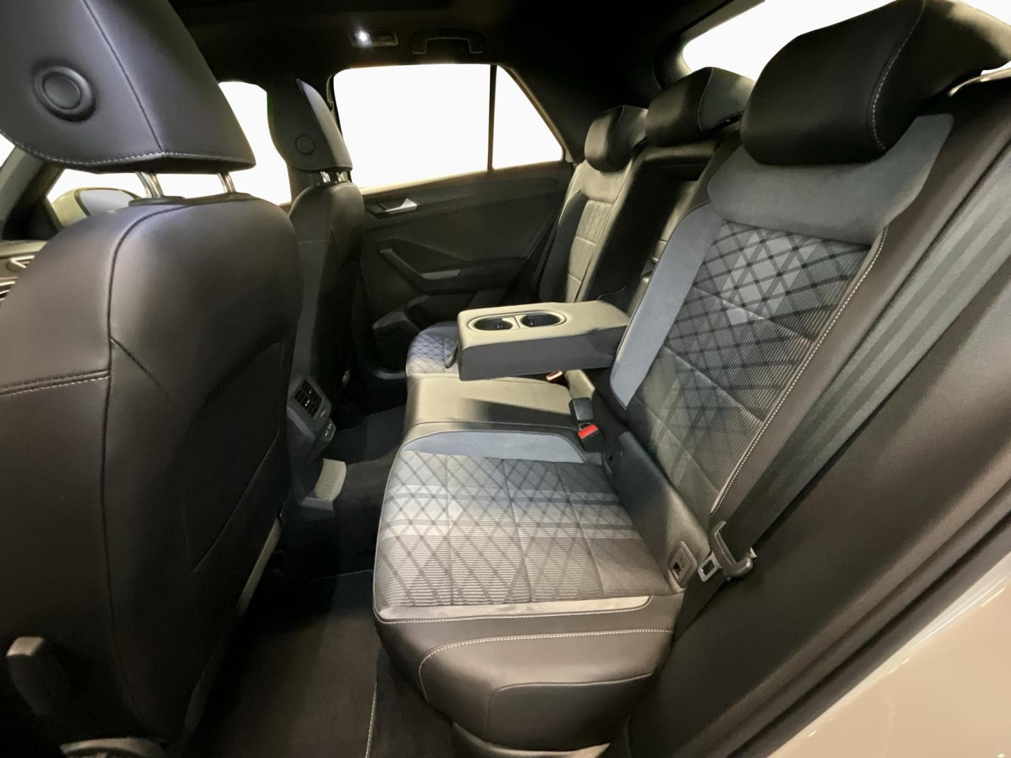 VW T-Roc R-Line+DSG+Pano+RearView (2024) - Photo 16