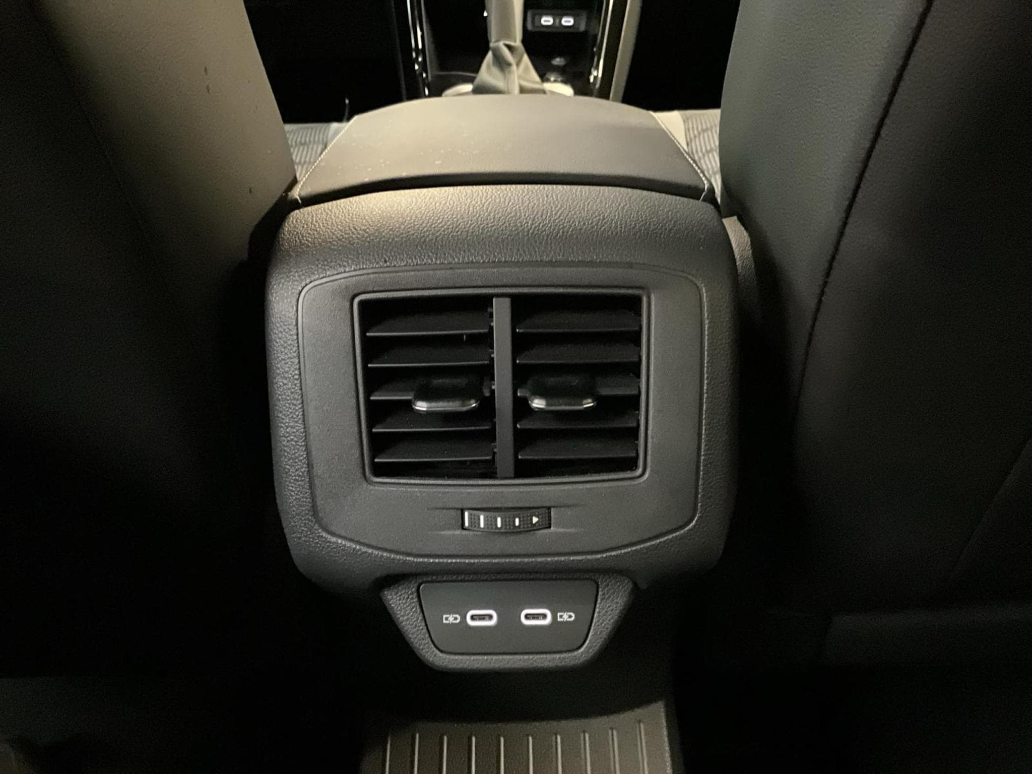 VW T-Roc R-Line+DSG+Pano+RearView (2024) - Photo 20