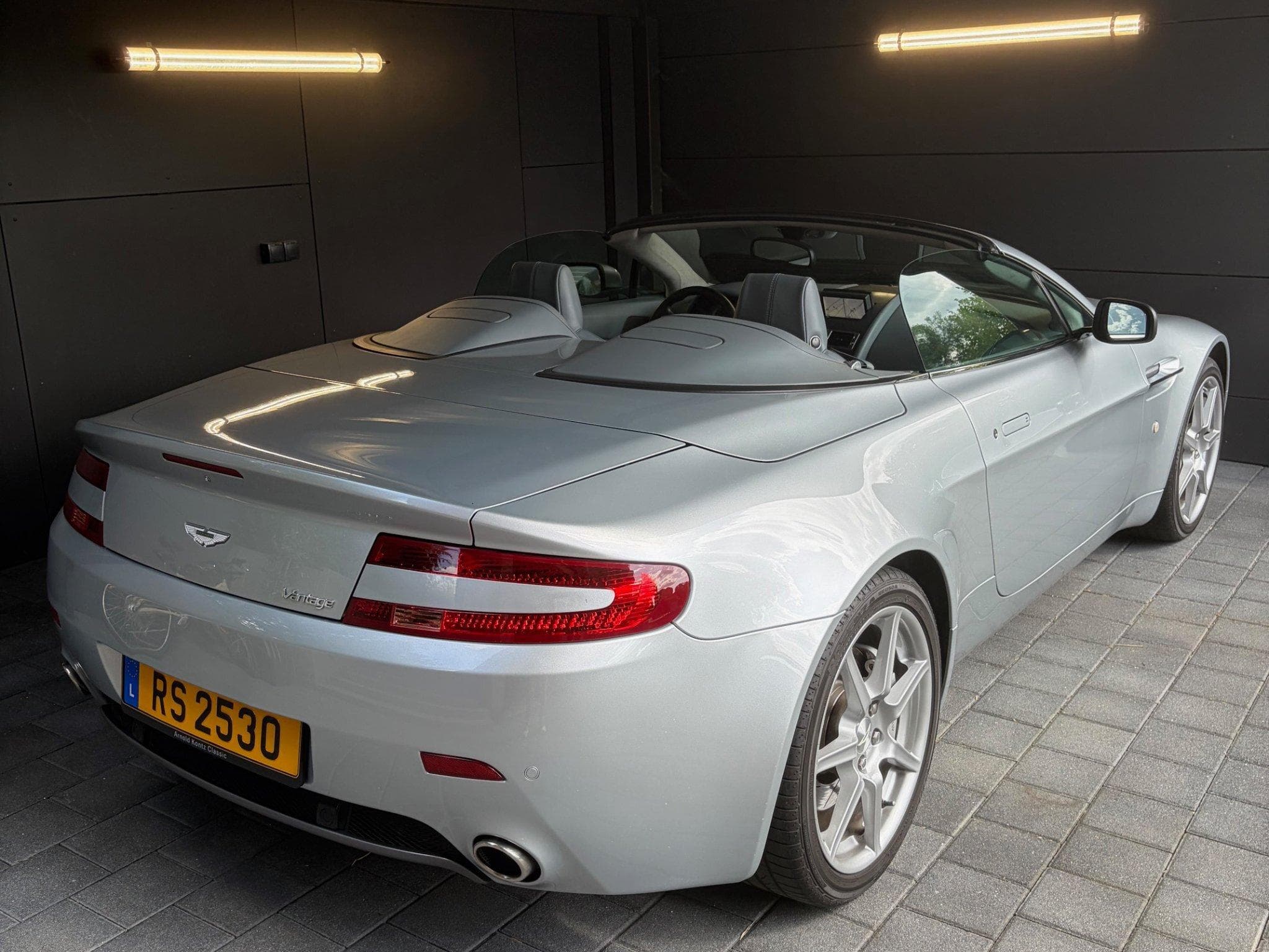 Aston-Martin V8 Vantage Sportshift (2007) - Photo 2