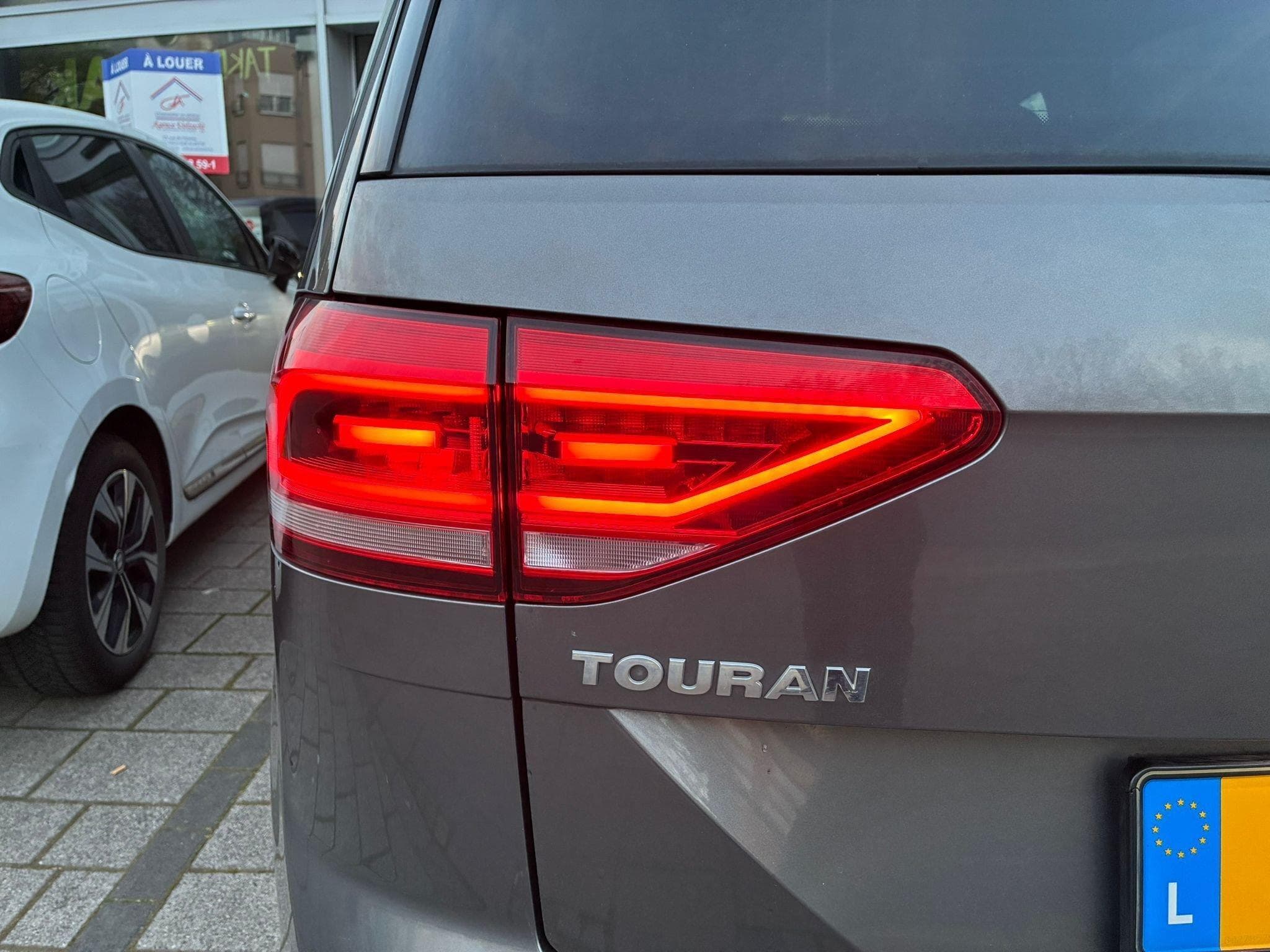 VW Touran 7 places (2015) - Photo 11