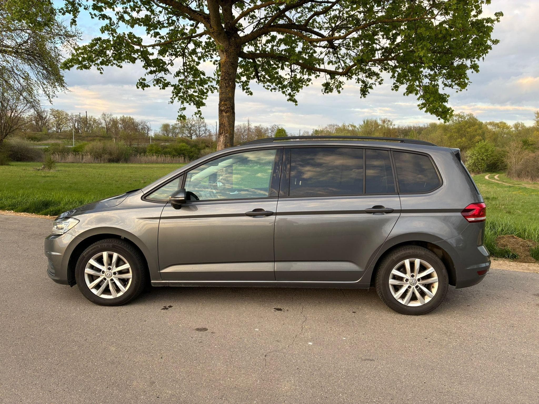 VW Touran 7 places (2015) - Photo 3