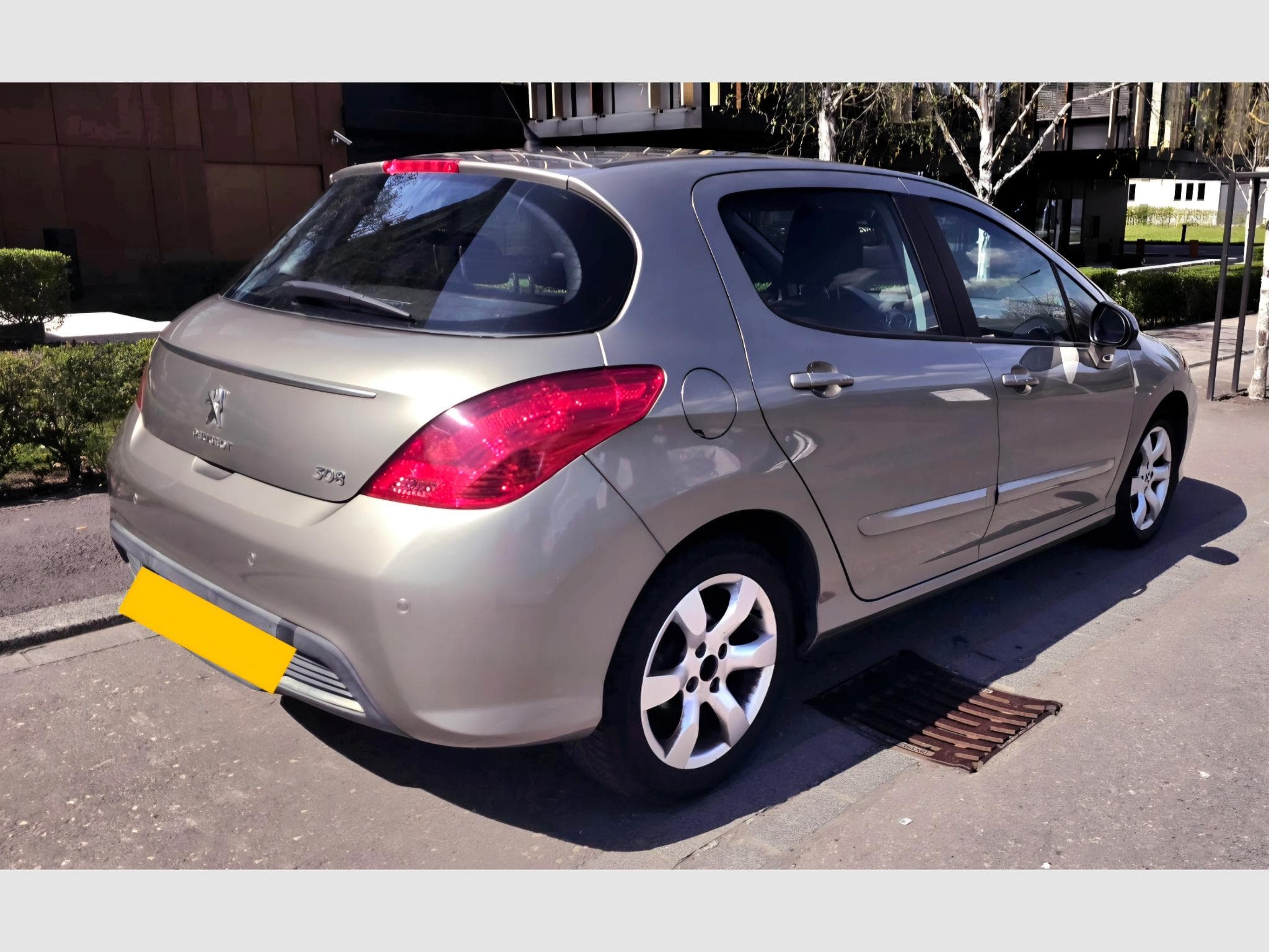 Peugeot 308 1.6 Essence (2013) - Photo 2