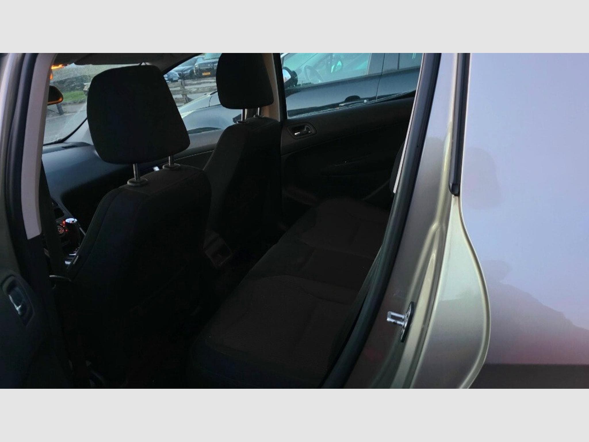 Peugeot 308 1.6 Essence (2013) - Photo 6