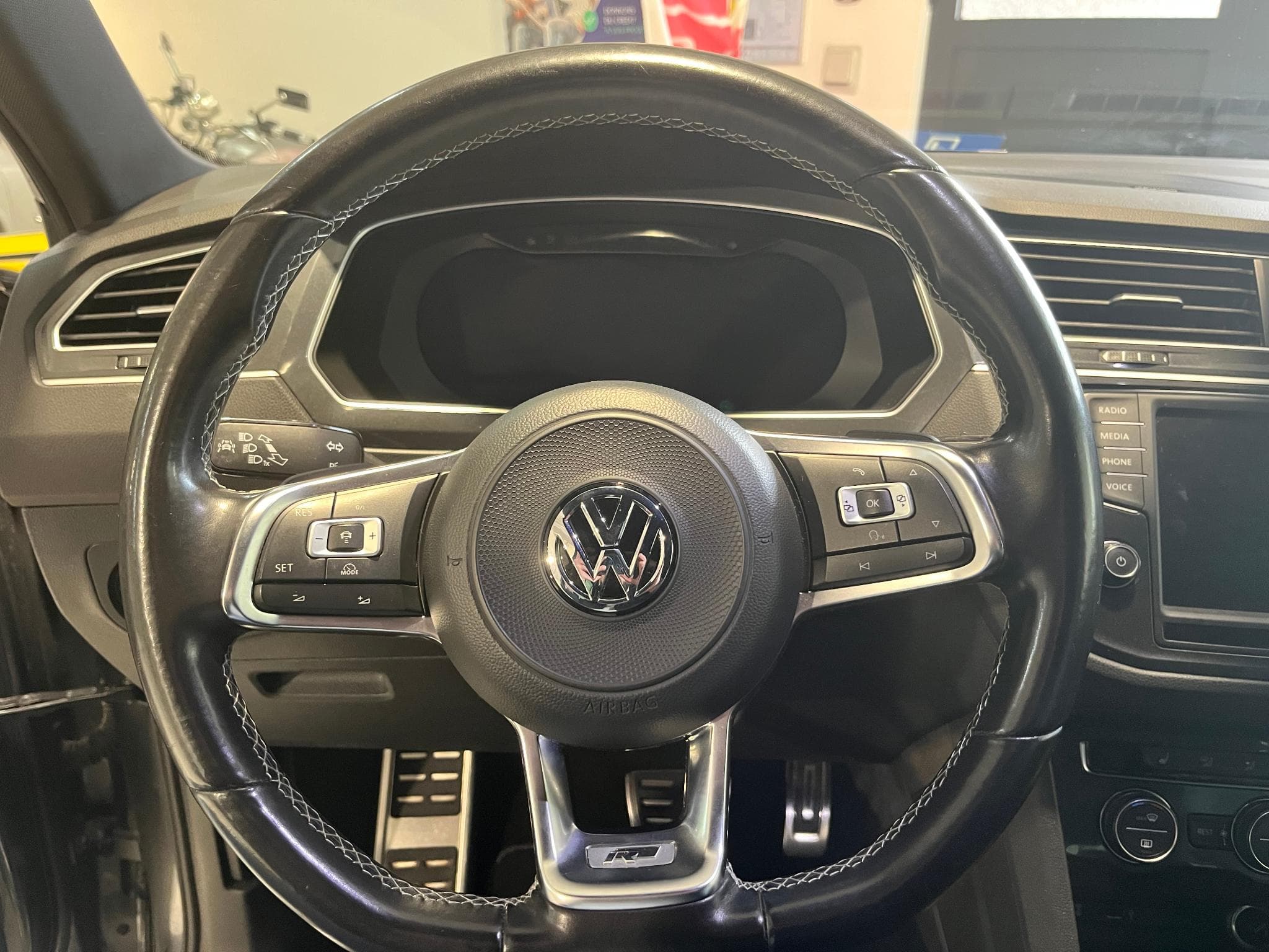 VW Tiguan 2.0 BI-TDI 240ch R-Line Carat 4Motion DSG CARPLAY (2017) - Photo 17