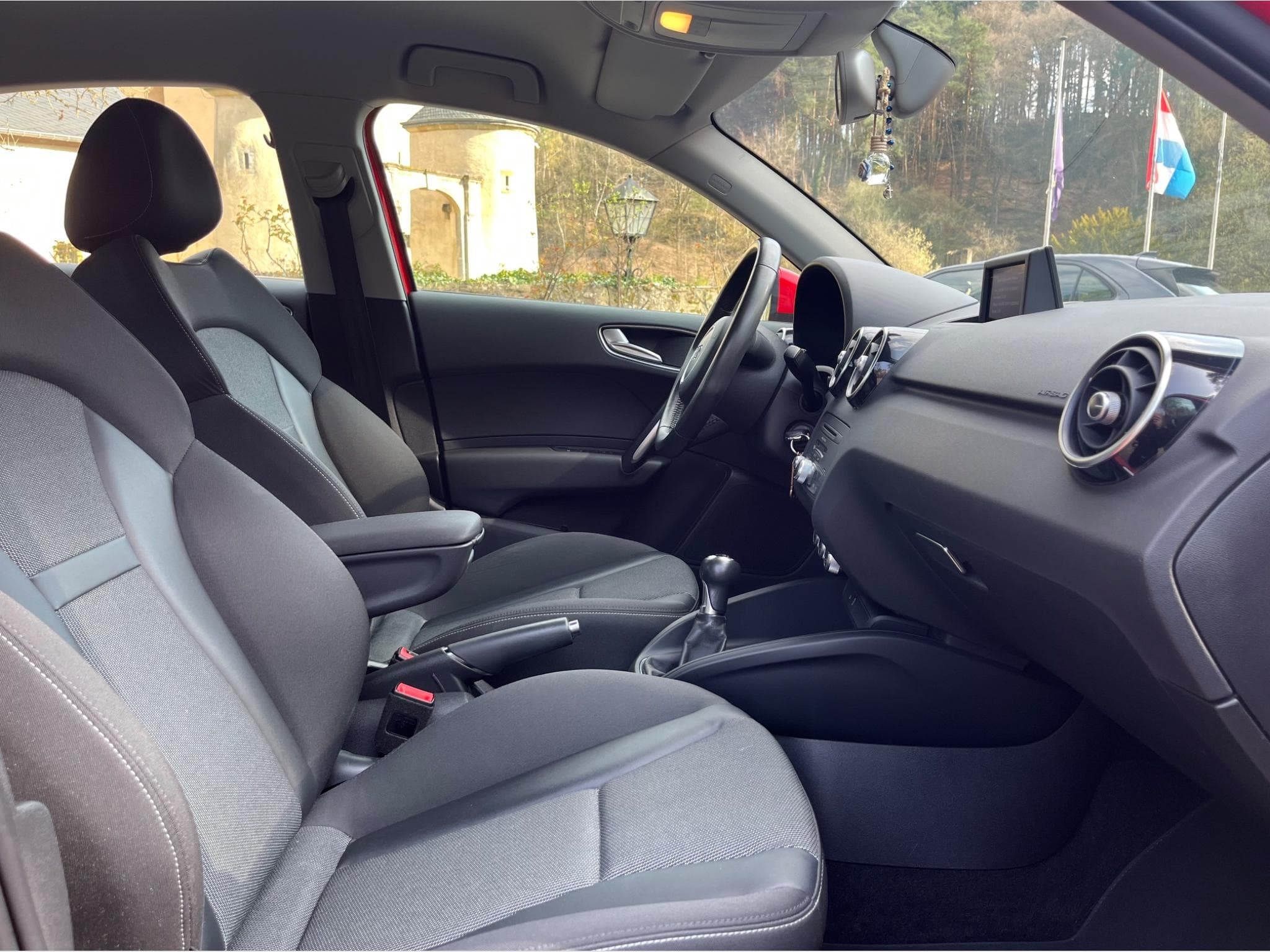 Audi A1 Sportback 1.6 TDI Ambition (2014) - Photo 9