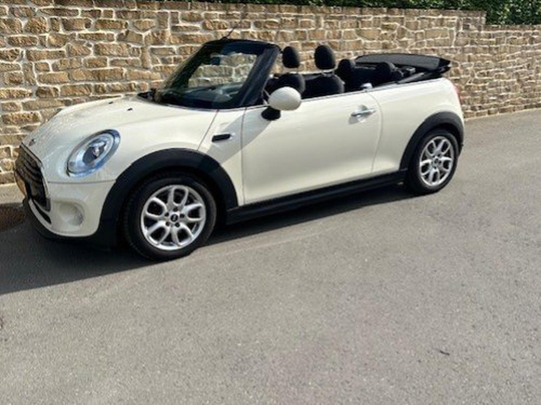 Mini Cabrio Cooper (2018) - Photo 1