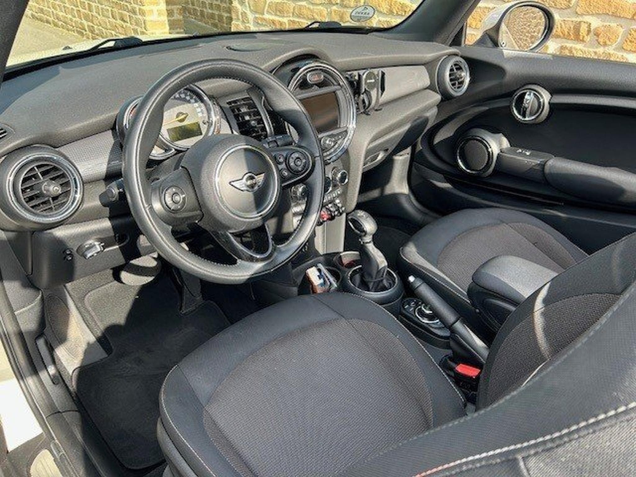 Mini Cabrio Cooper (2018) - Photo 2