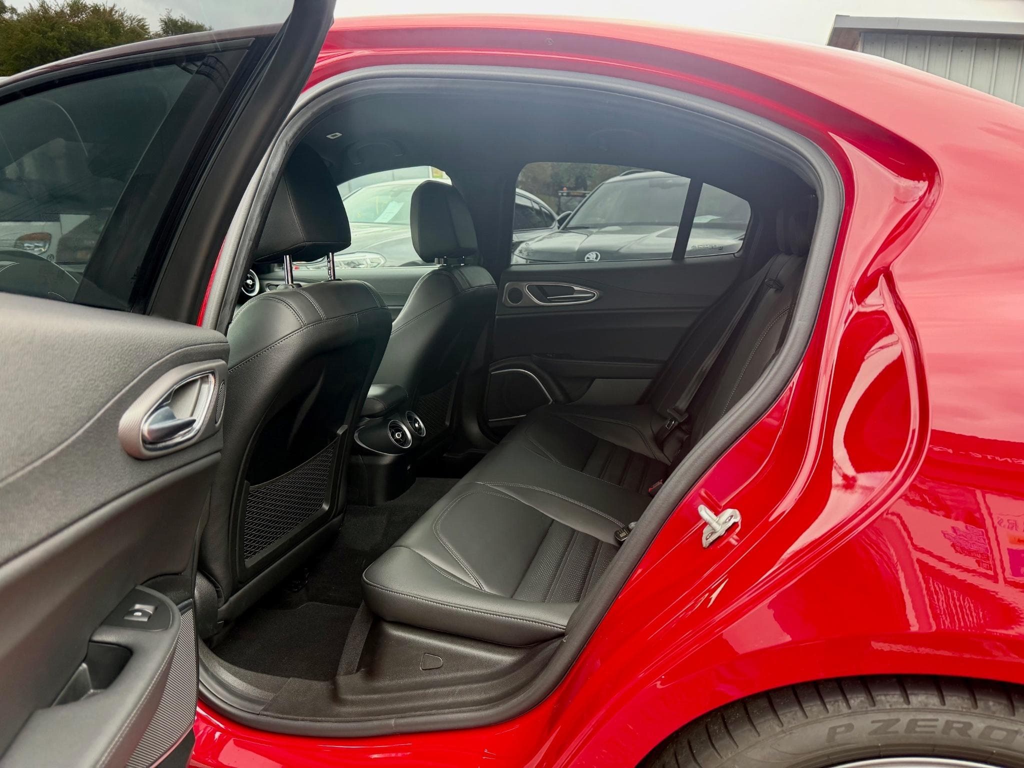 Alfa-Romeo Giulia 2.0 Turbo 280 AT Q4 Veloce (2020) - Photo 11