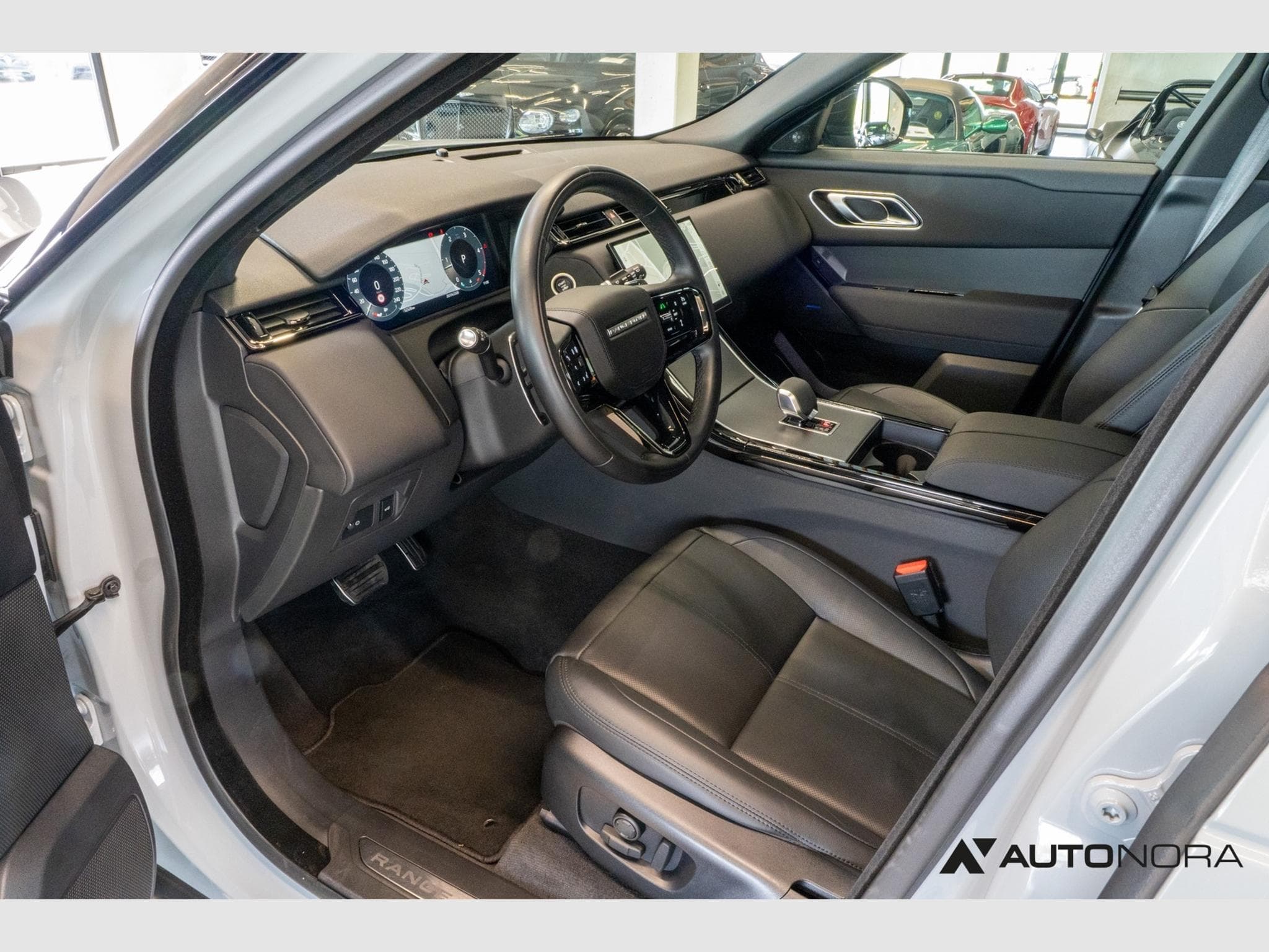 Land-Rover Range Rover Velar D200 Dynamic SE (2024) - Photo 12
