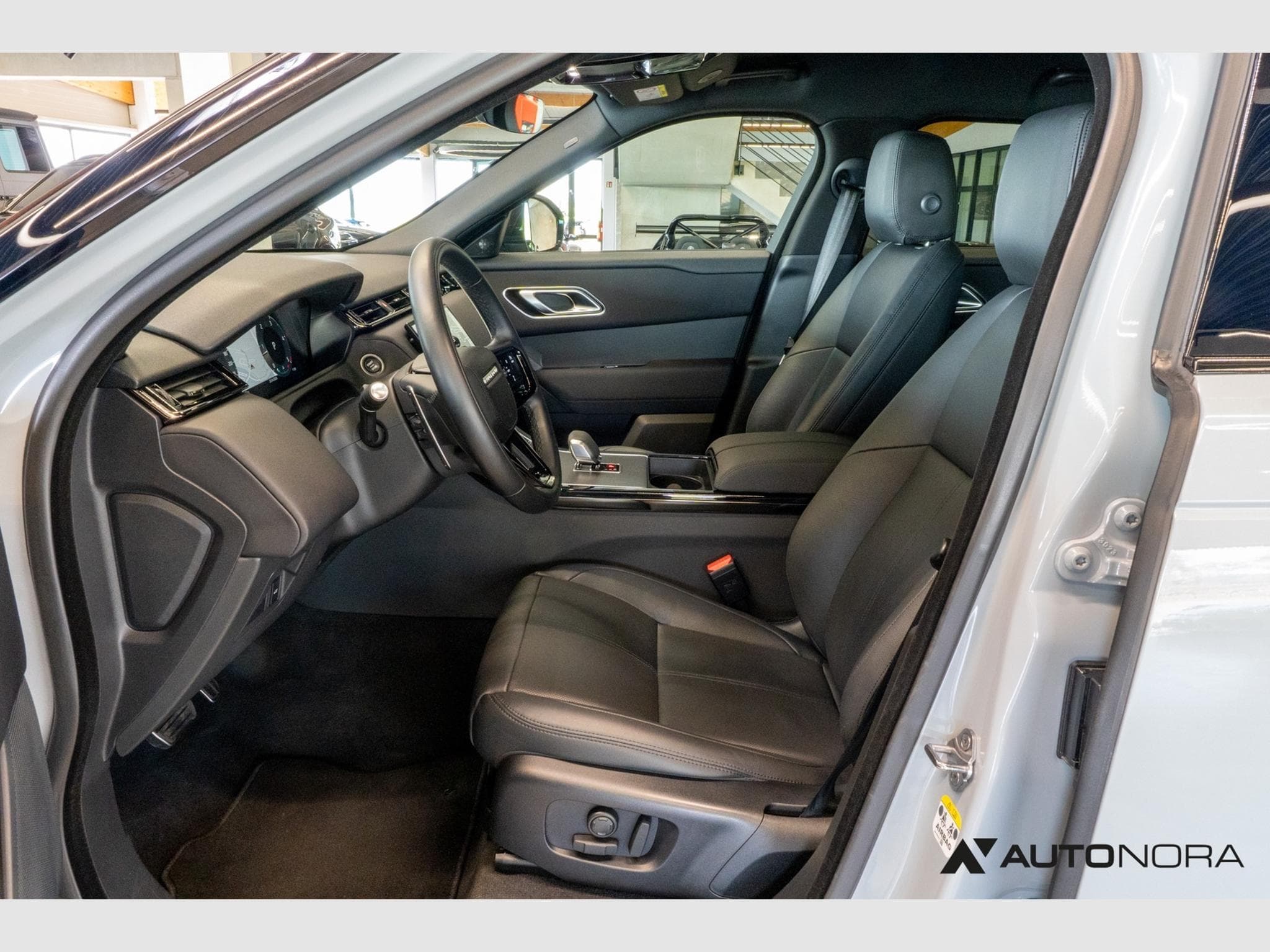 Land-Rover Range Rover Velar D200 Dynamic SE (2024) - Photo 11