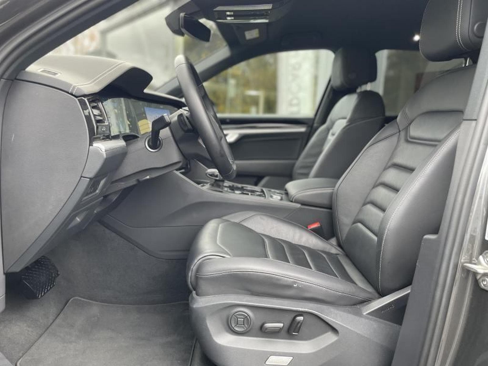 VW Touareg 3.0 TDI 231 4Motion DSG (2024) - Photo 8