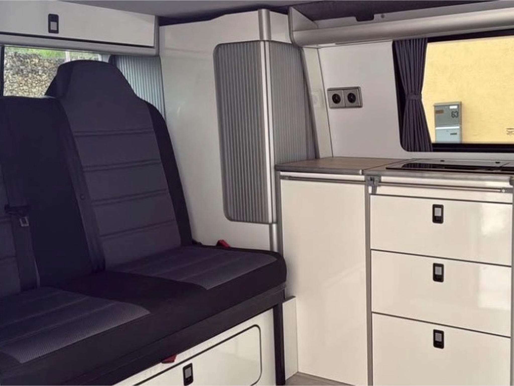 VW Transporter T6 California Conversion (2017) - Photo 9