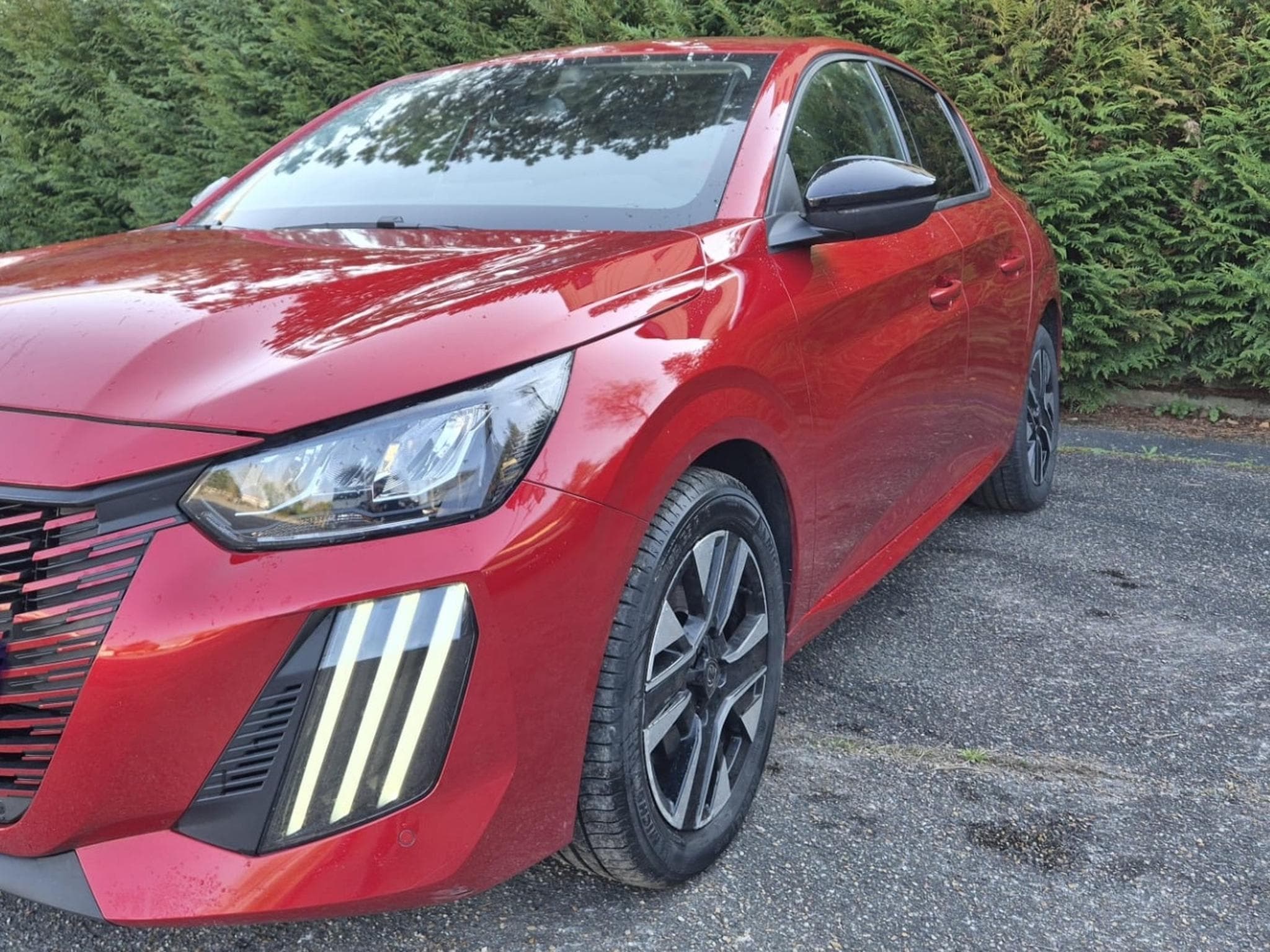 Peugeot 208 Hibrid 100 e-DCS6 Allure/BVA-2025 (2025) - Foto 1