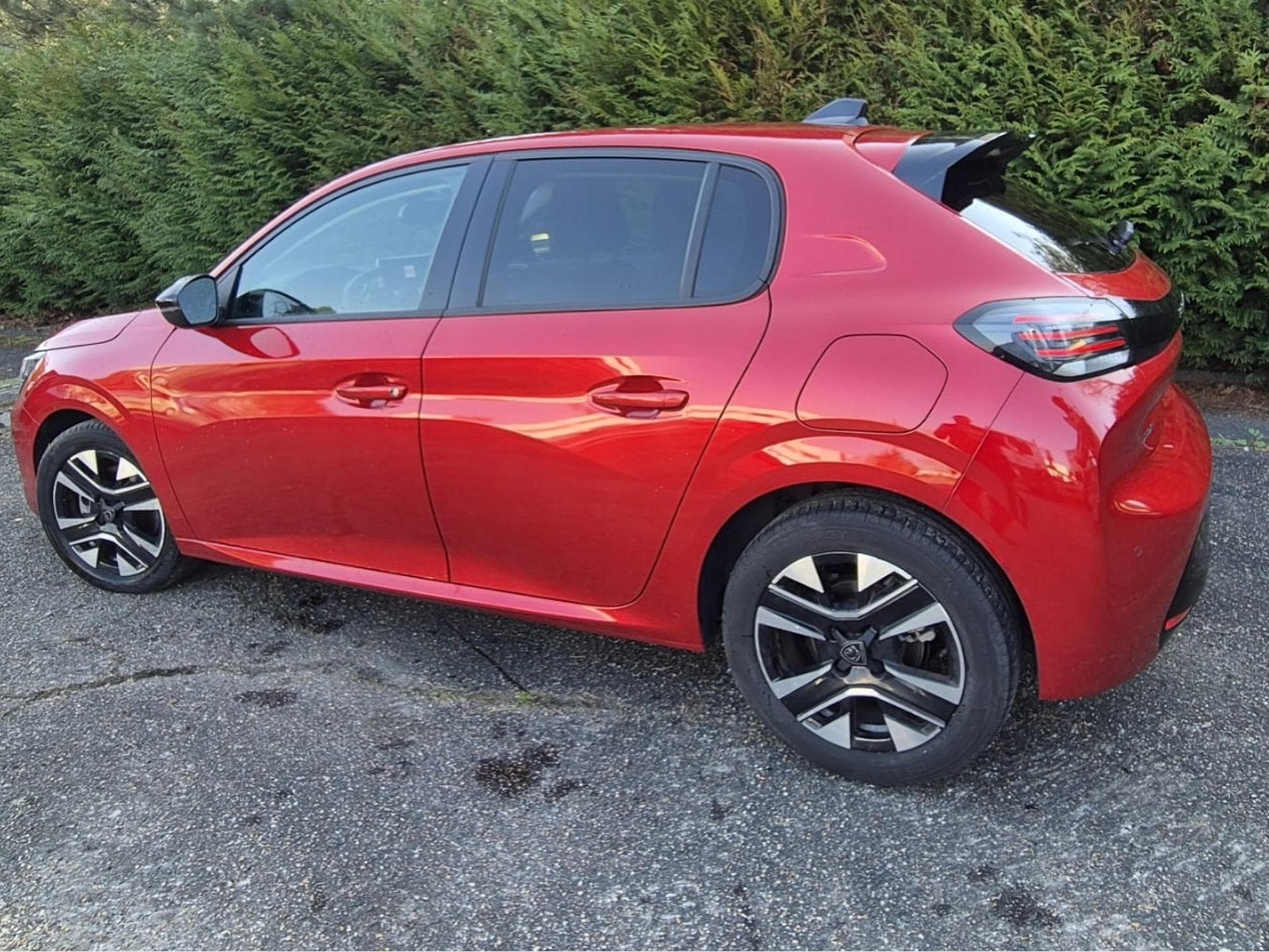 Peugeot 208 Hibrid 100 e-DCS6 Allure/BVA-2025 (2025) - Foto 2