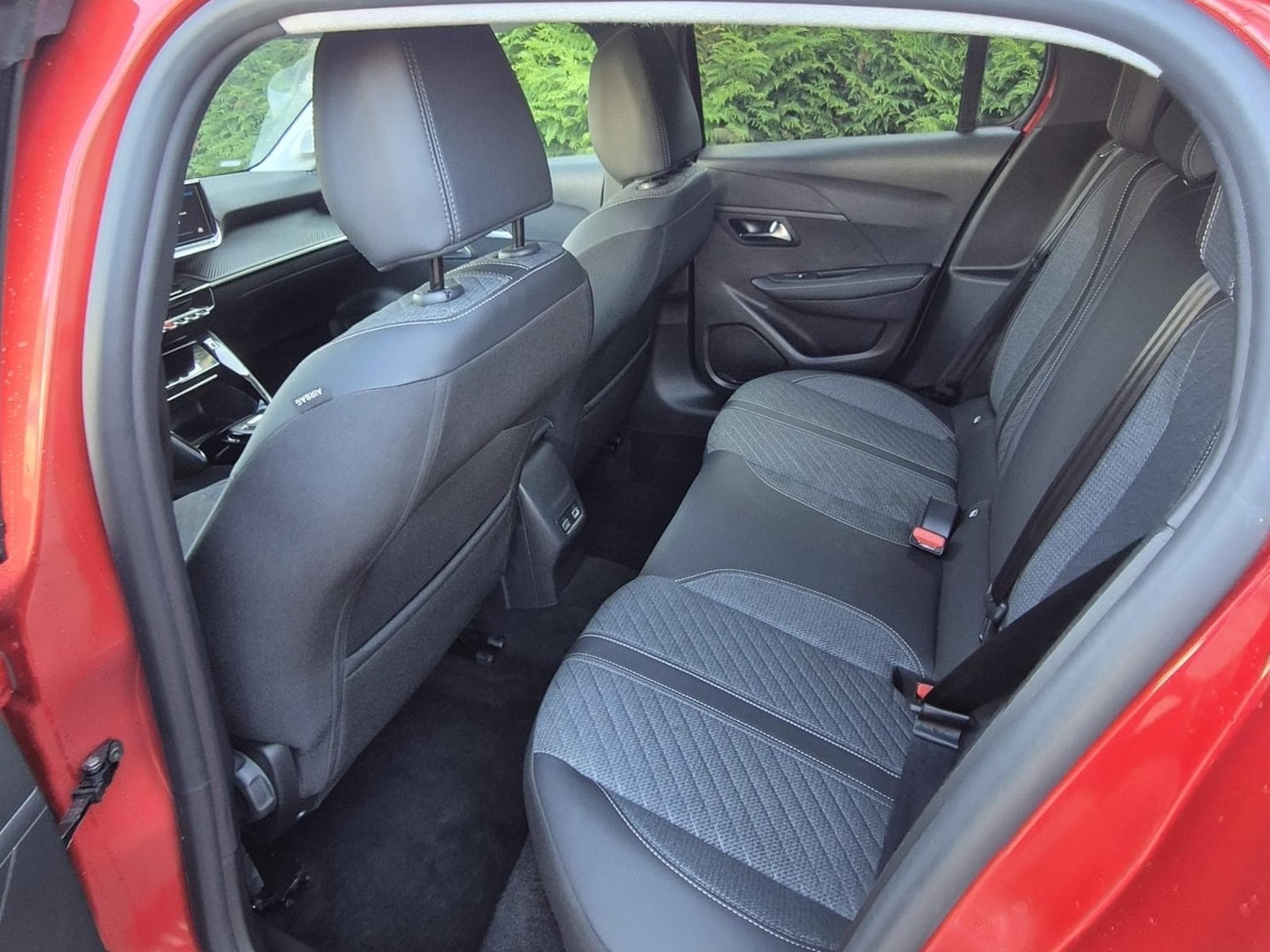 Peugeot 208 Hibrid 100 e-DCS6 Allure/BVA-2025 (2025) - Foto 3