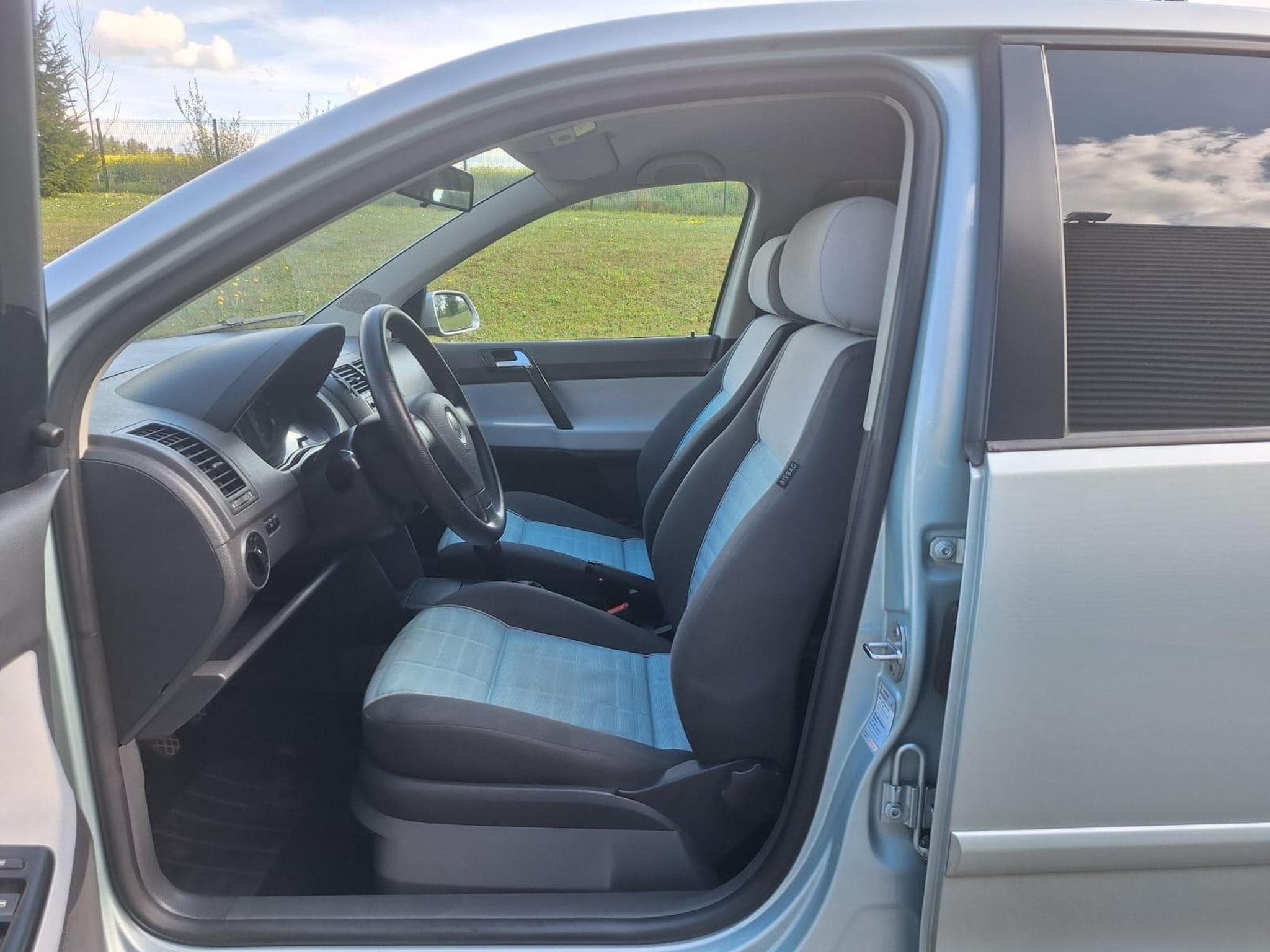 VW Polo IV ph.2 1.4 Tdi 80ch bluemotion (2008) - Photo 9