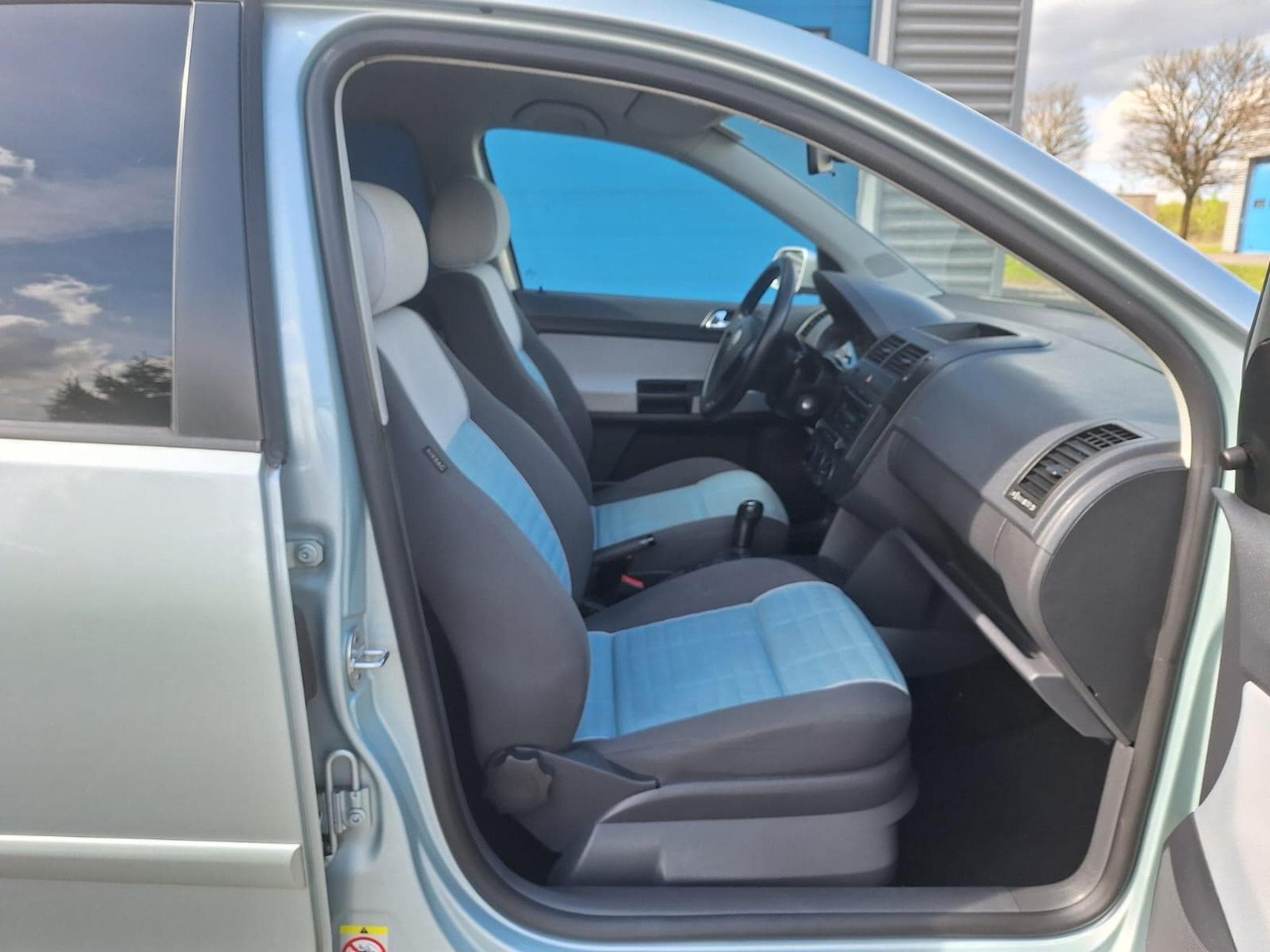 VW Polo IV ph.2 1.4 Tdi 80ch bluemotion (2008) - Photo 11