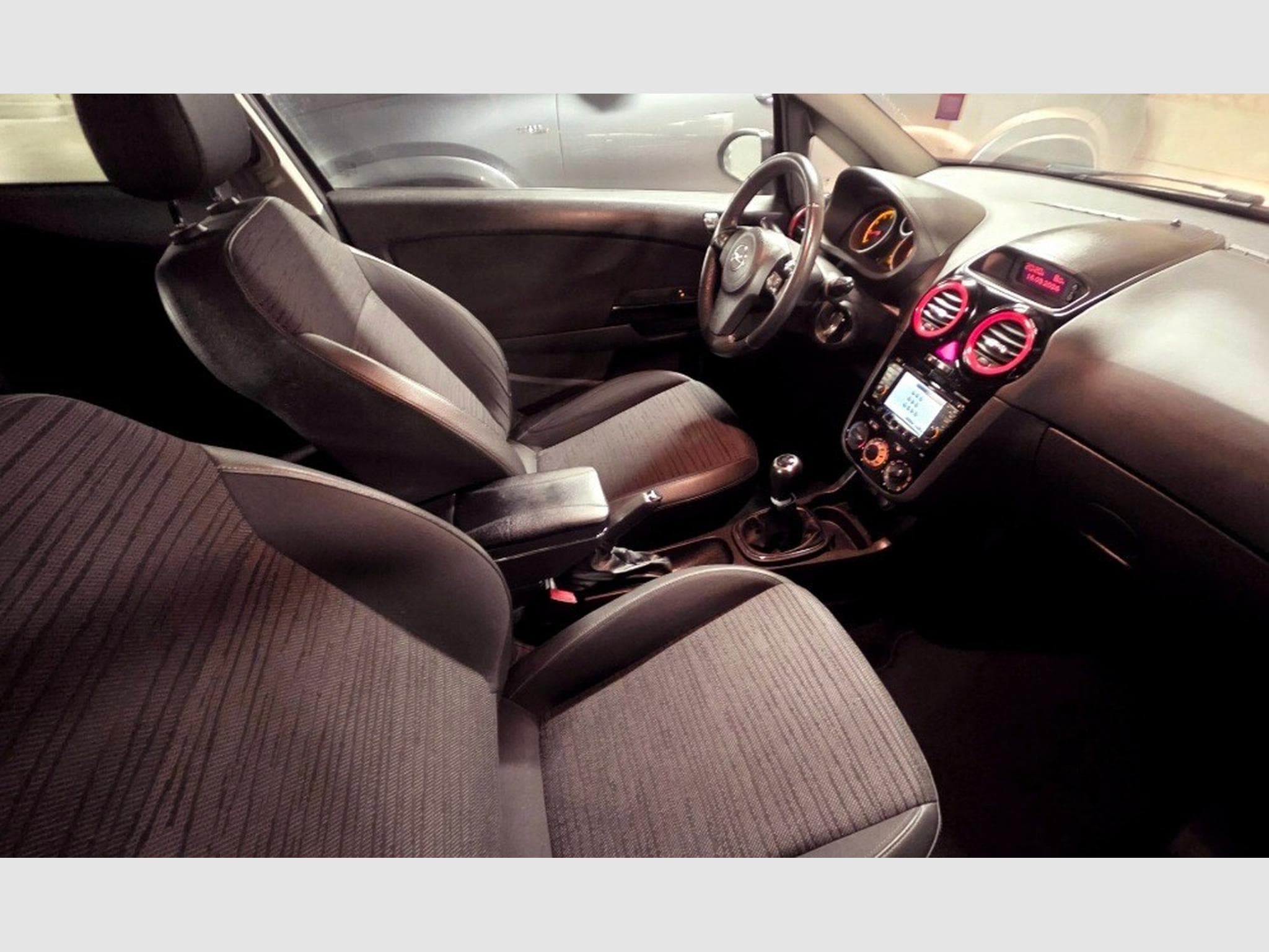 Opel Corsa 1.4 essence (2014) - Photo 5