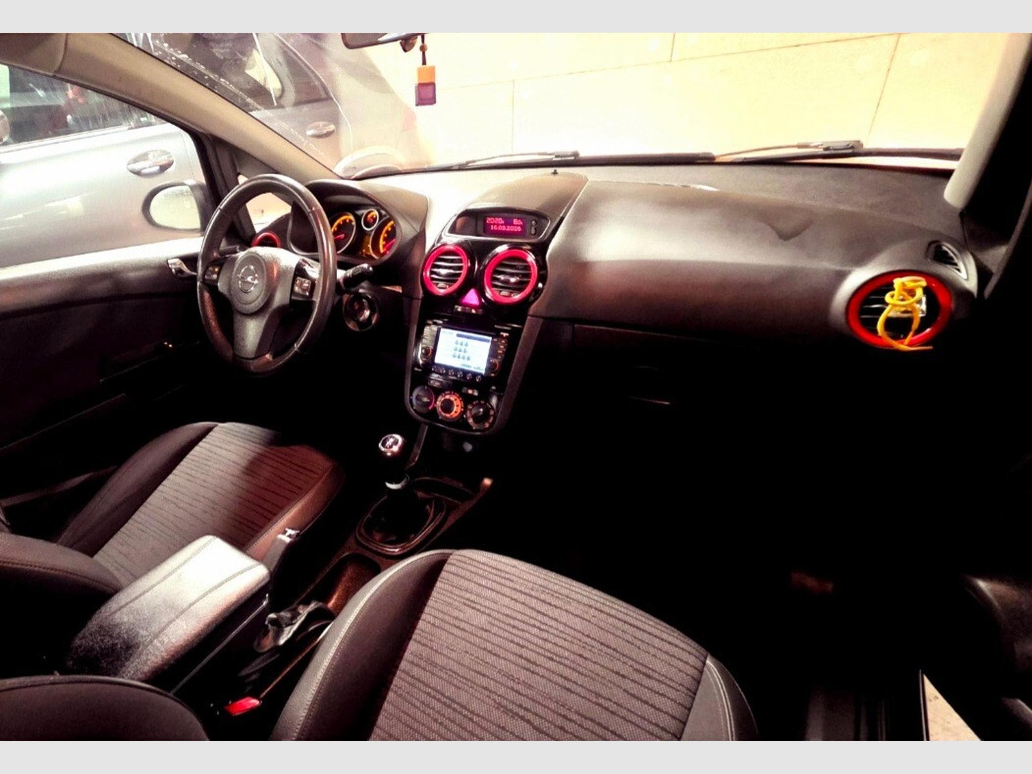 Opel Corsa 1.4 essence (2014) - Photo 6