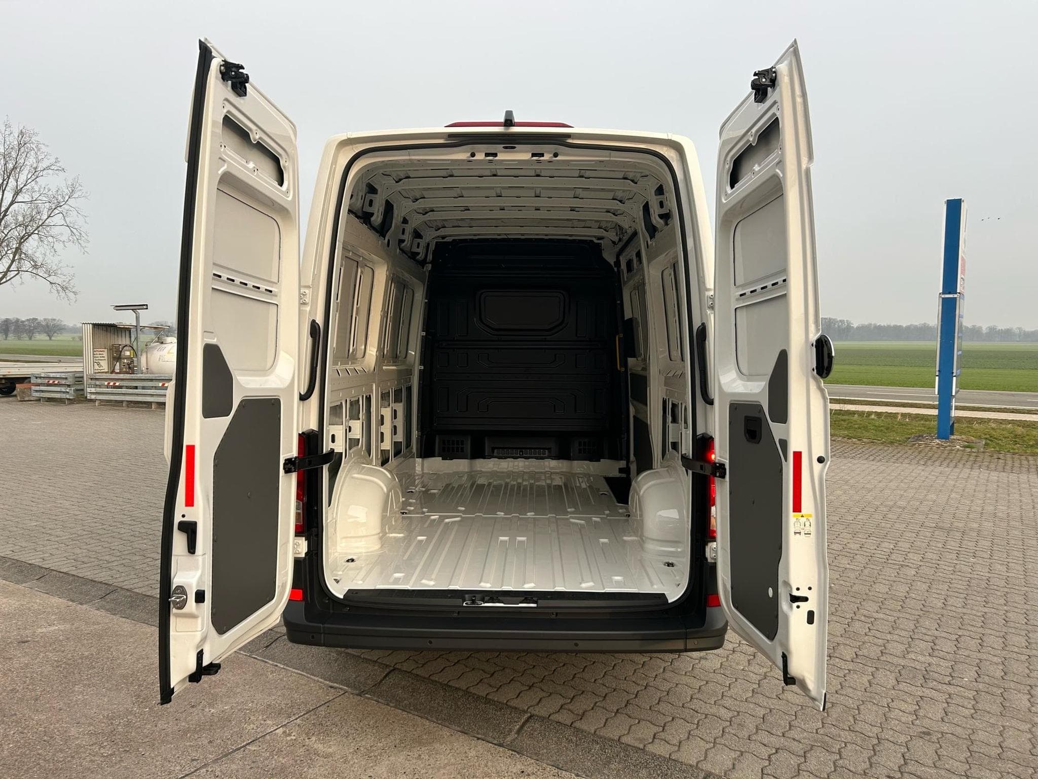 VW Crafter 30 2.0 TDI (2026) - Foto 17
