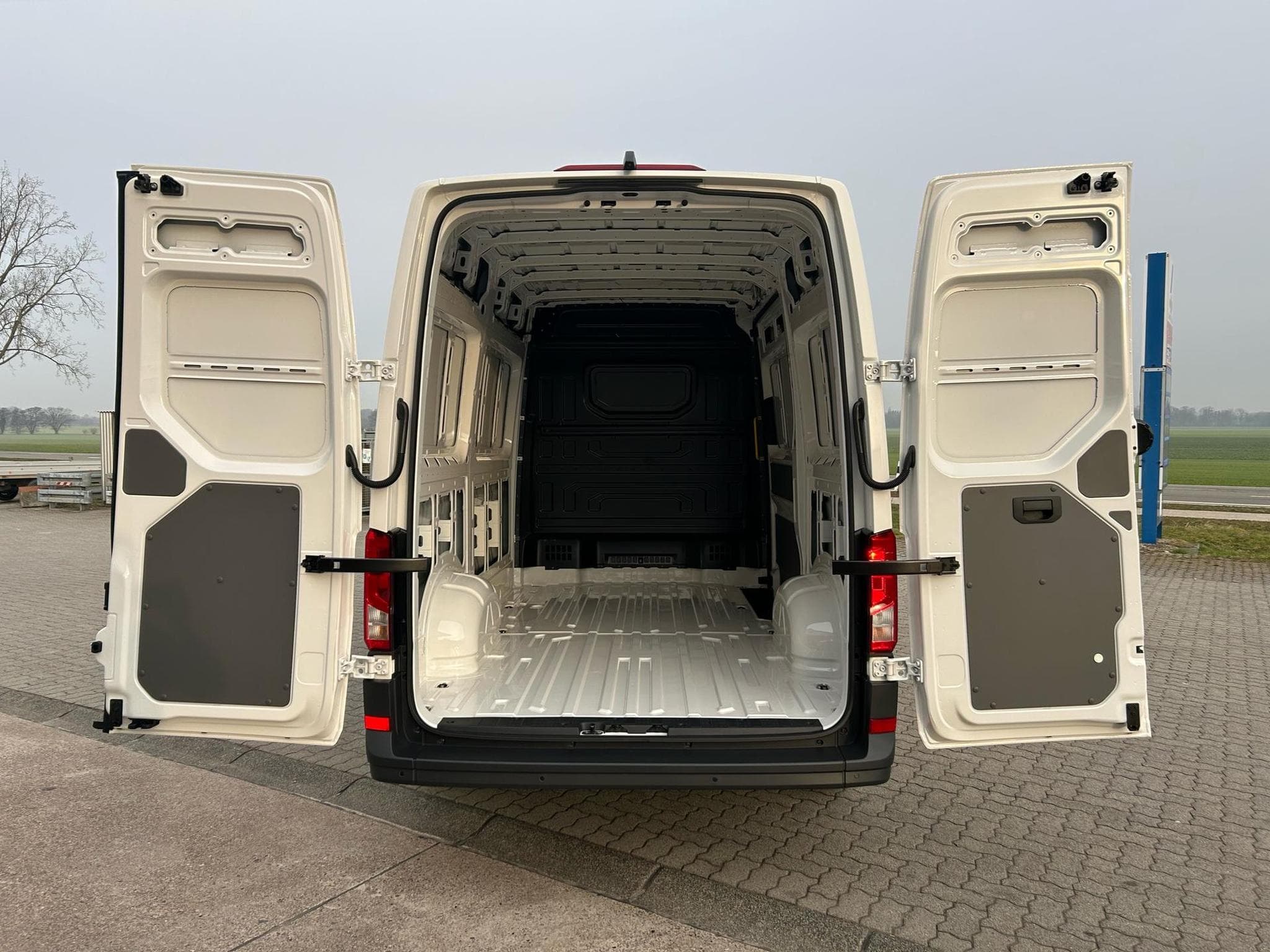 VW Crafter 30 2.0 TDI (2026) - Foto 18