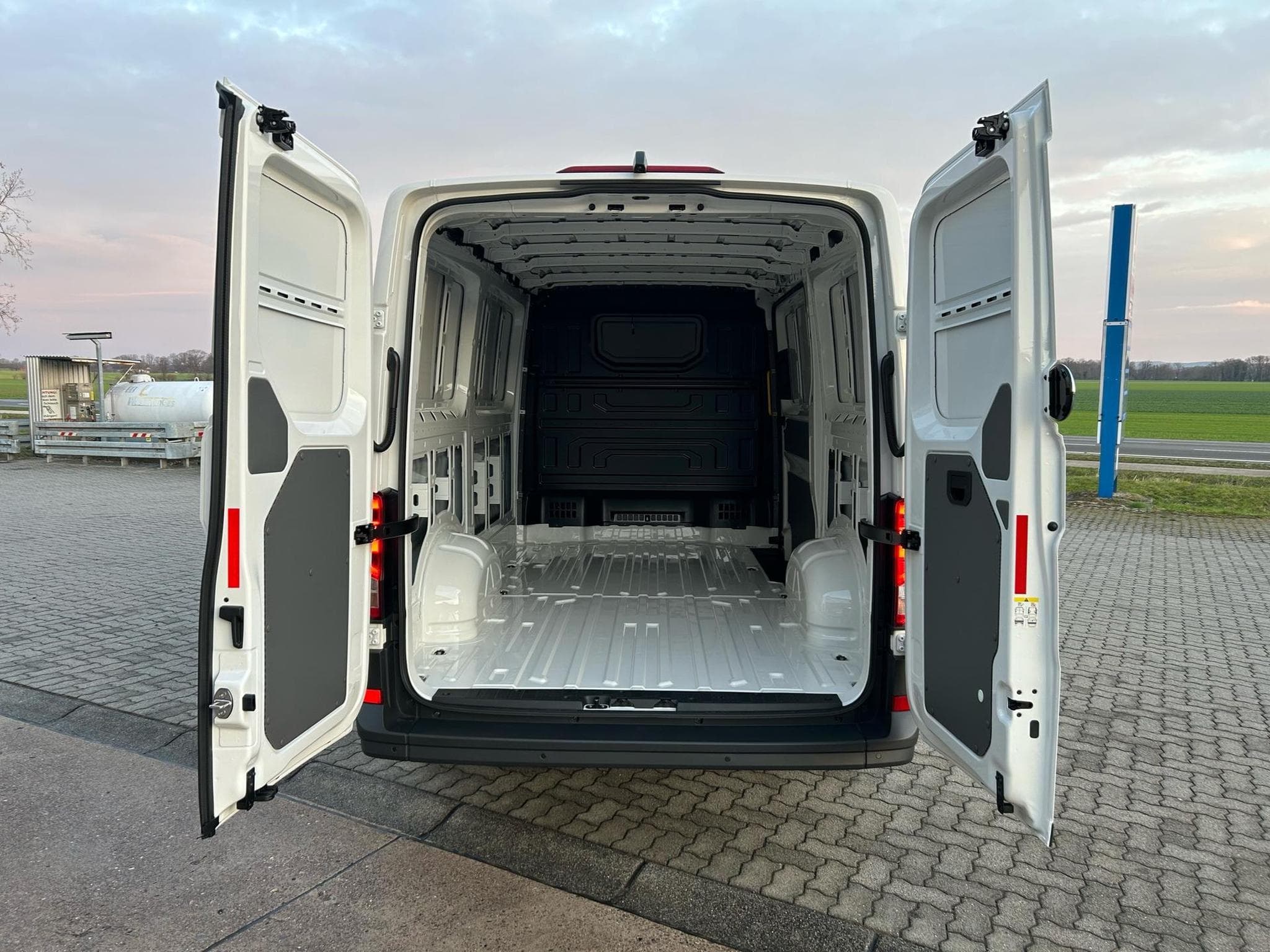 VW Crafter 30 2.0 TDI (2026) - Foto 17
