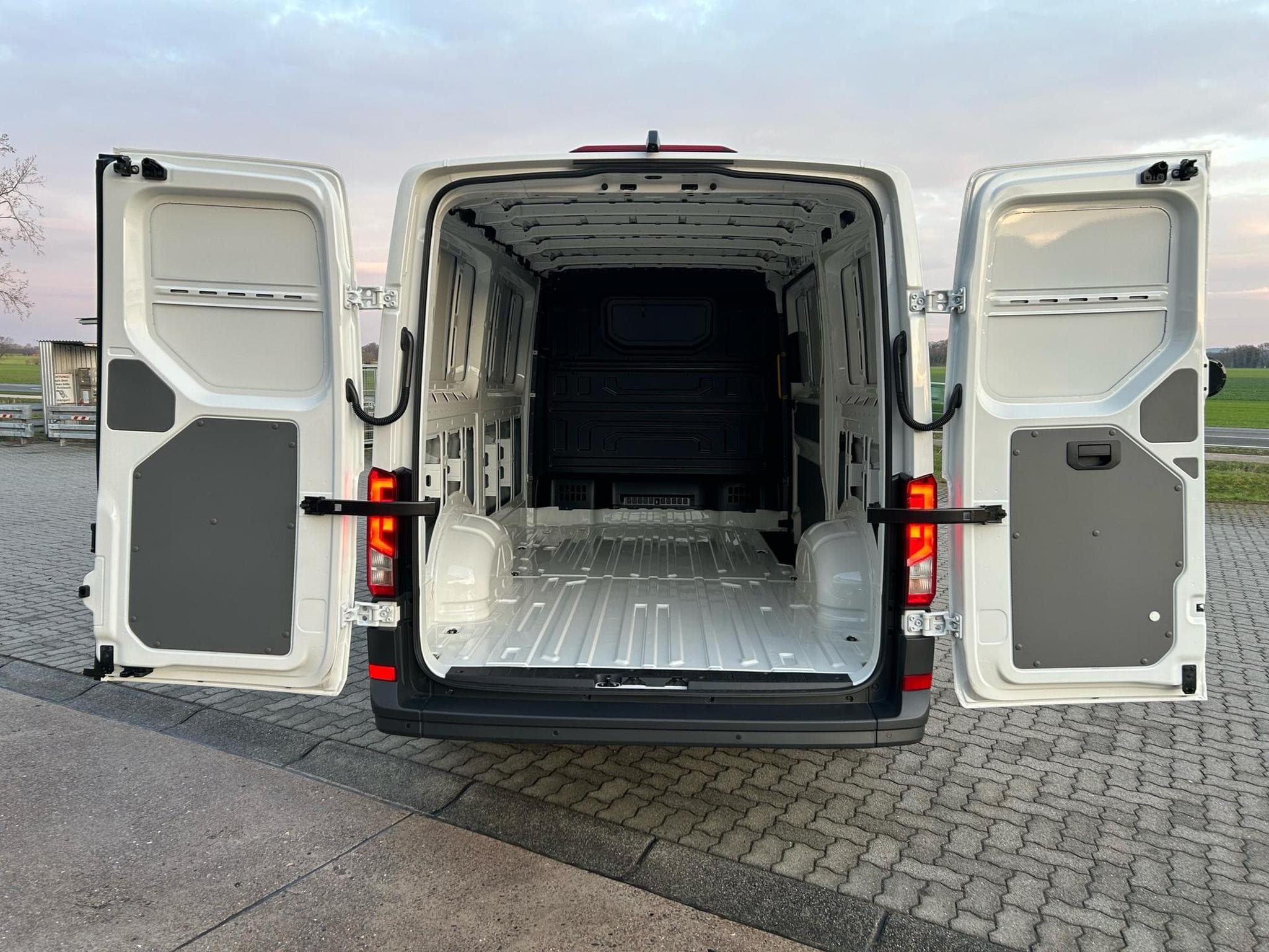 VW Crafter 30 2.0 TDI (2026) - Foto 18