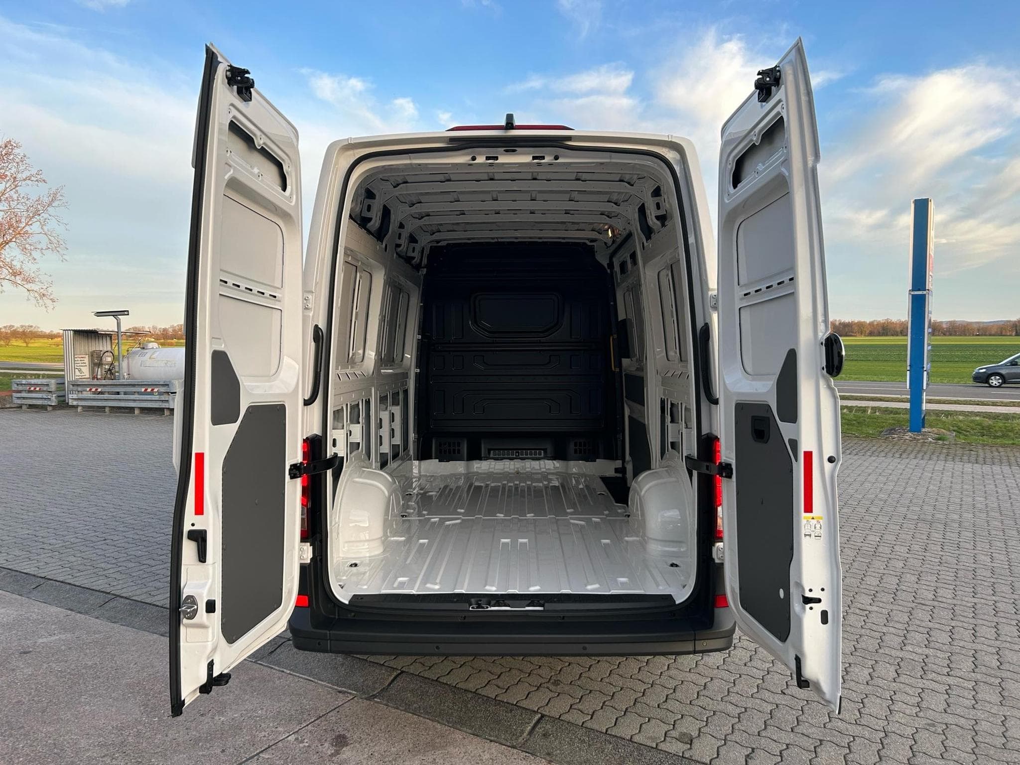 VW Crafter 30 2.0 TDI (2026) - Foto 17