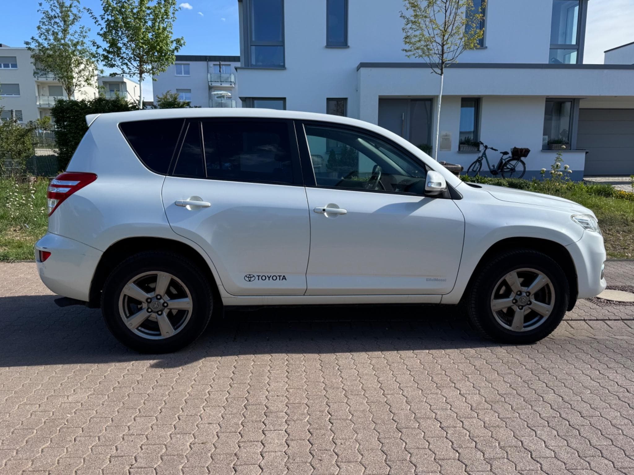 Toyota Rav 4 2.2 D-4d 4x4 Life (2012) - Photo 3