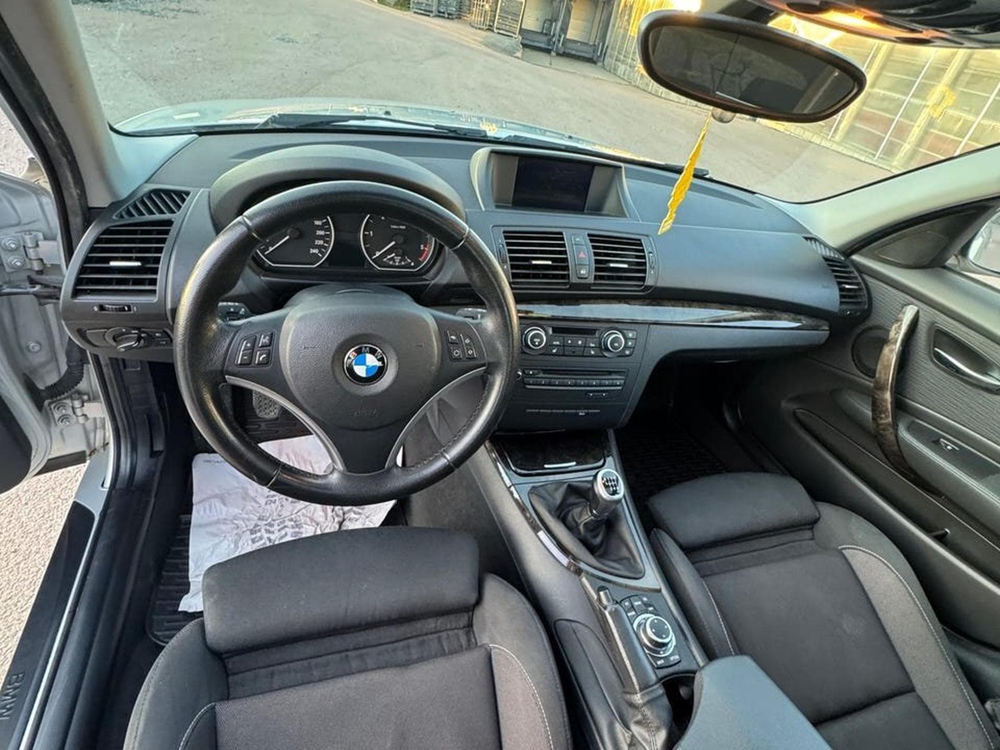 BMW Série 1 2.0d Manuelle (2010) - Foto 3