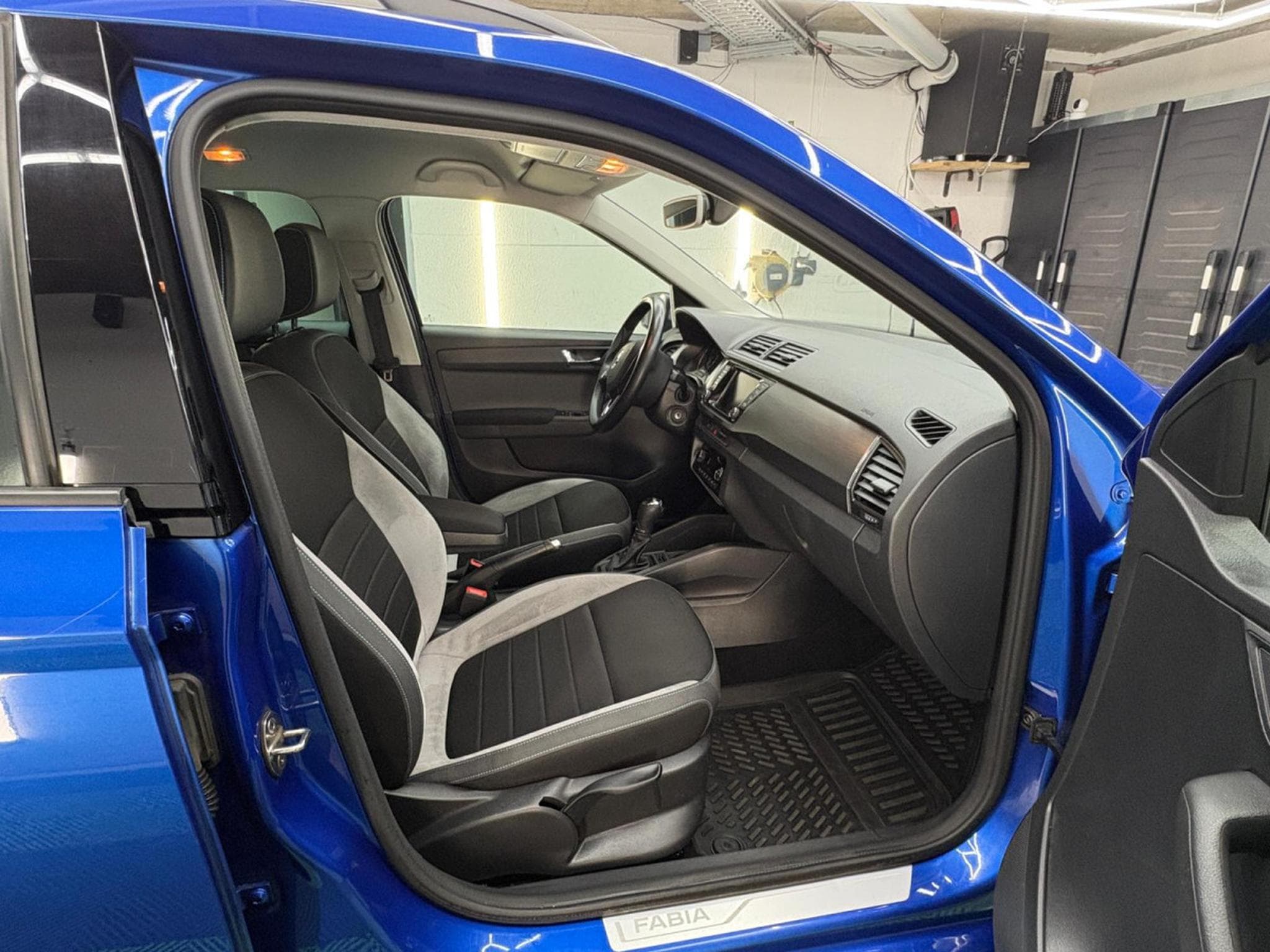 Skoda Fabia JOY1.2 TSI DSG 110 Navi Klima PDC Tempomat Alcantara (2016) - Photo 10