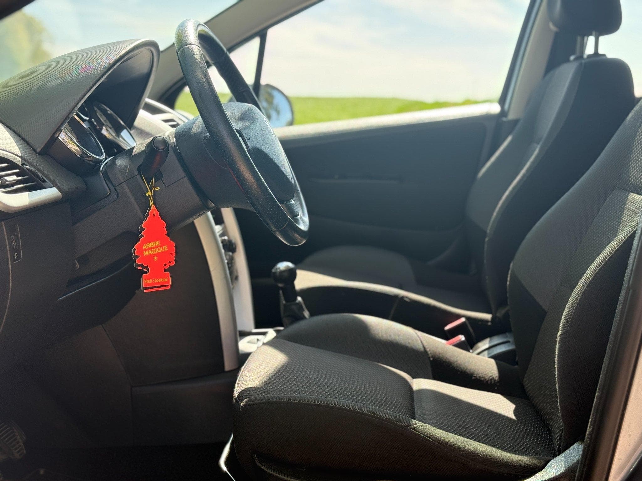 Peugeot 207 SW 1.4 Break 95 (2011) - Photo 9