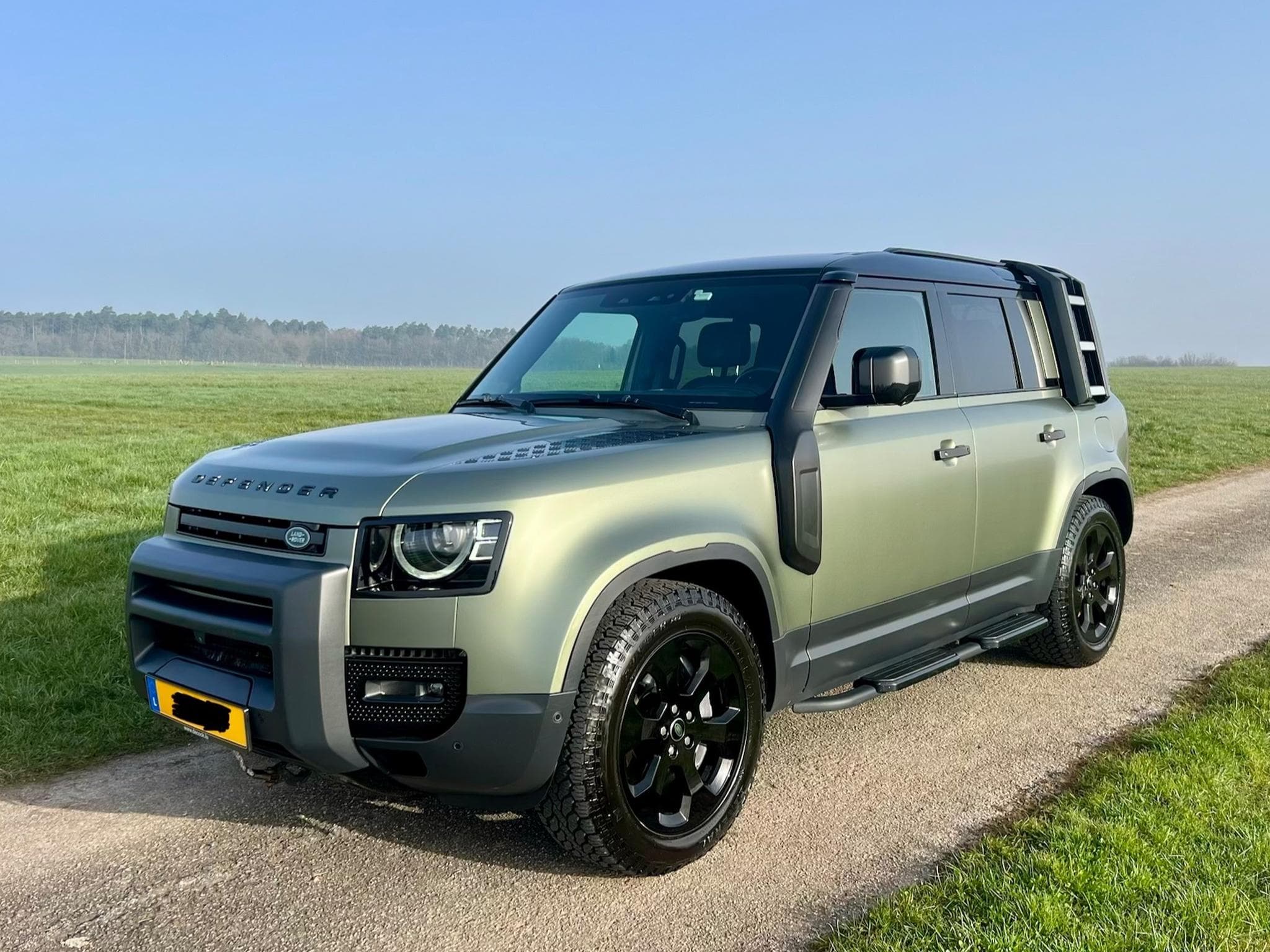 Land-Rover Defender 100 P400e HSE AUTO (2022) - Photo 2